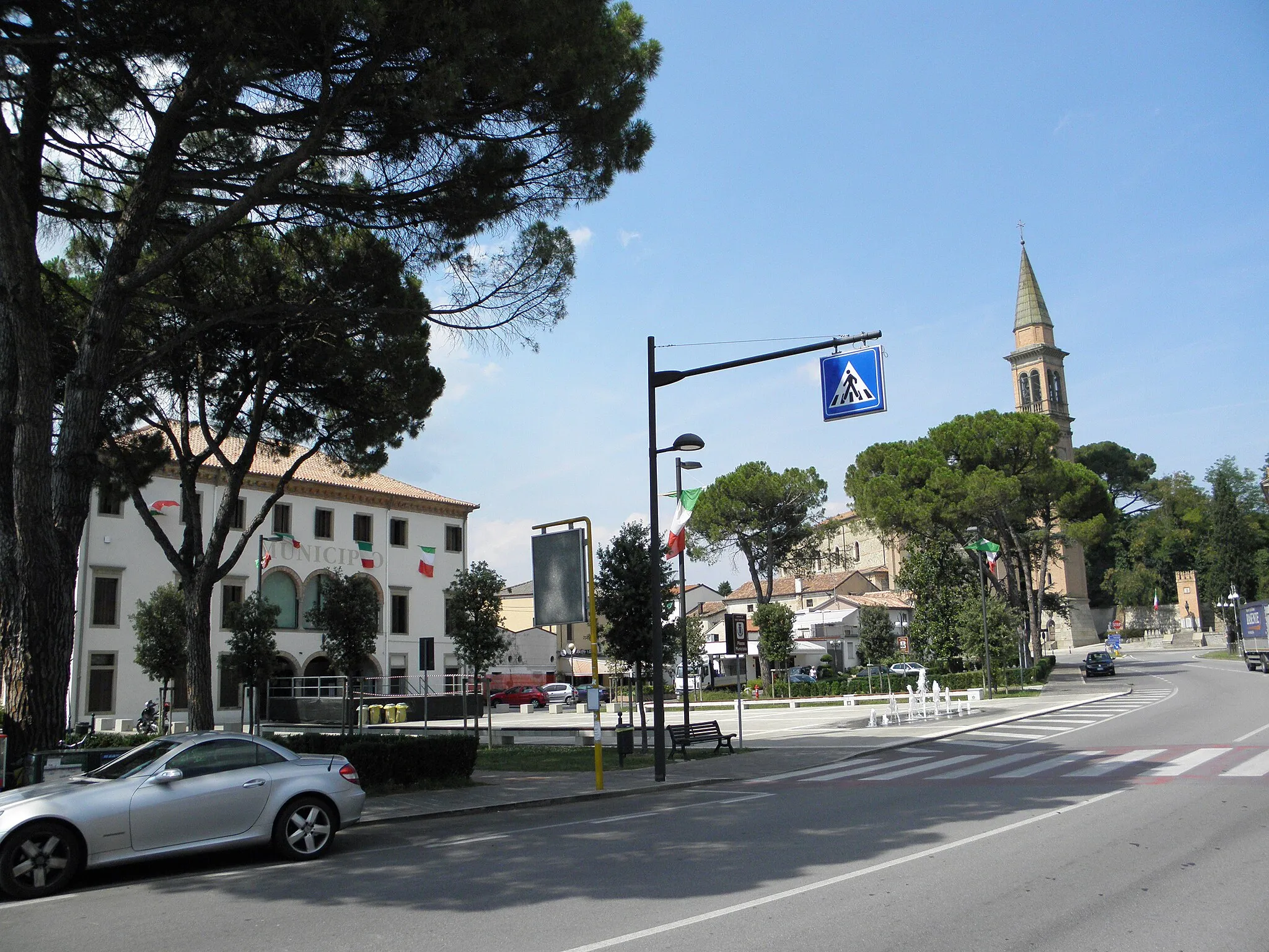 Photo showing: Carrara San Giorgio, sede municipale del comune di Due Carrare: veduta di Via Roma e della Piazza del Municipio.