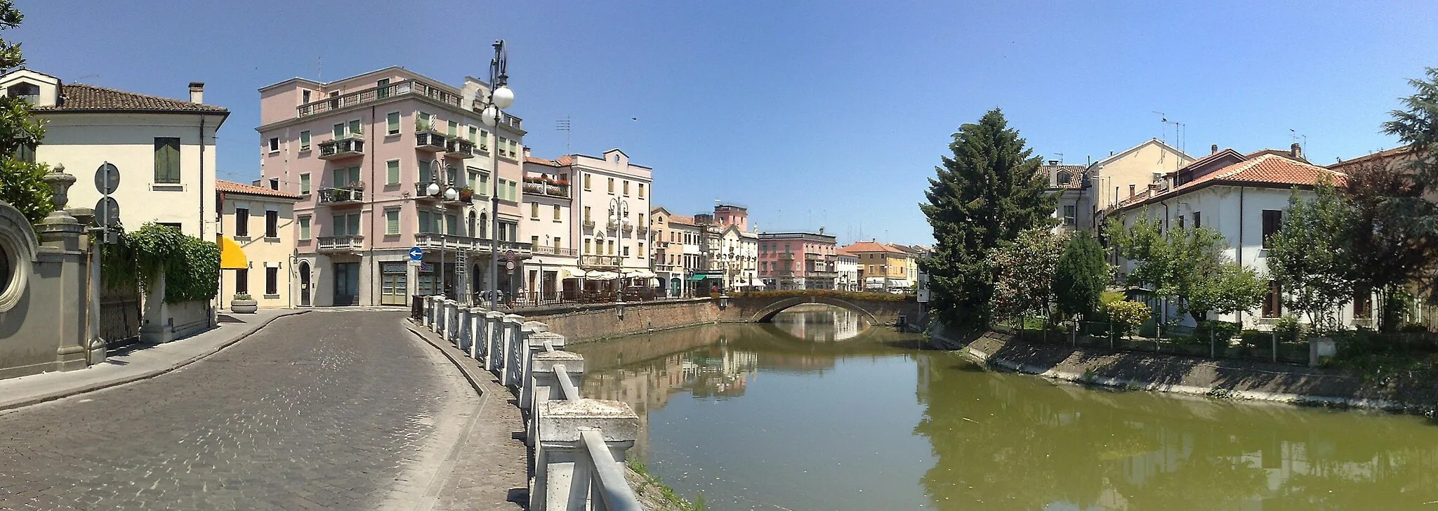 Photo showing: A view of the centre of Adria on a Saturday afternoon.