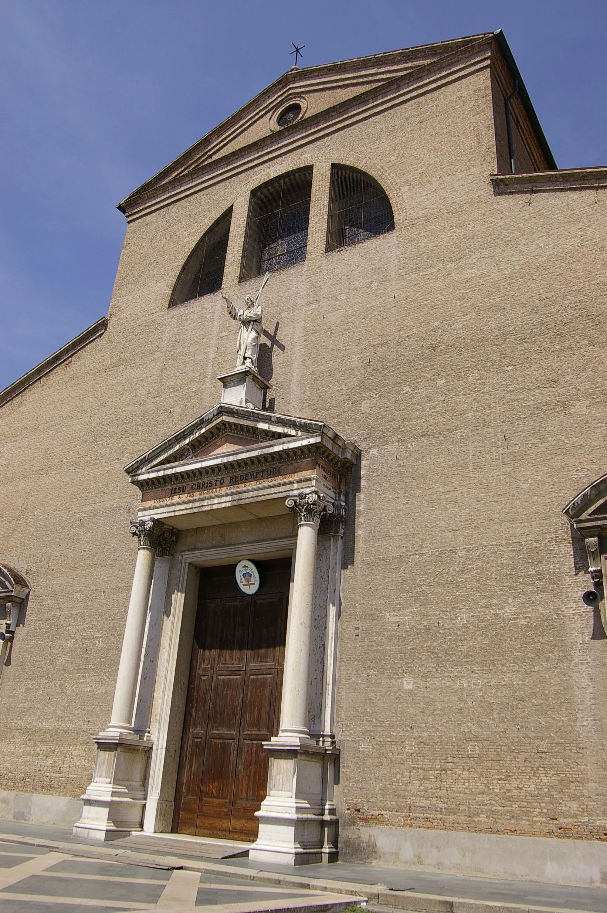Photo showing: facciata del duomo di adria con particolare in marmo