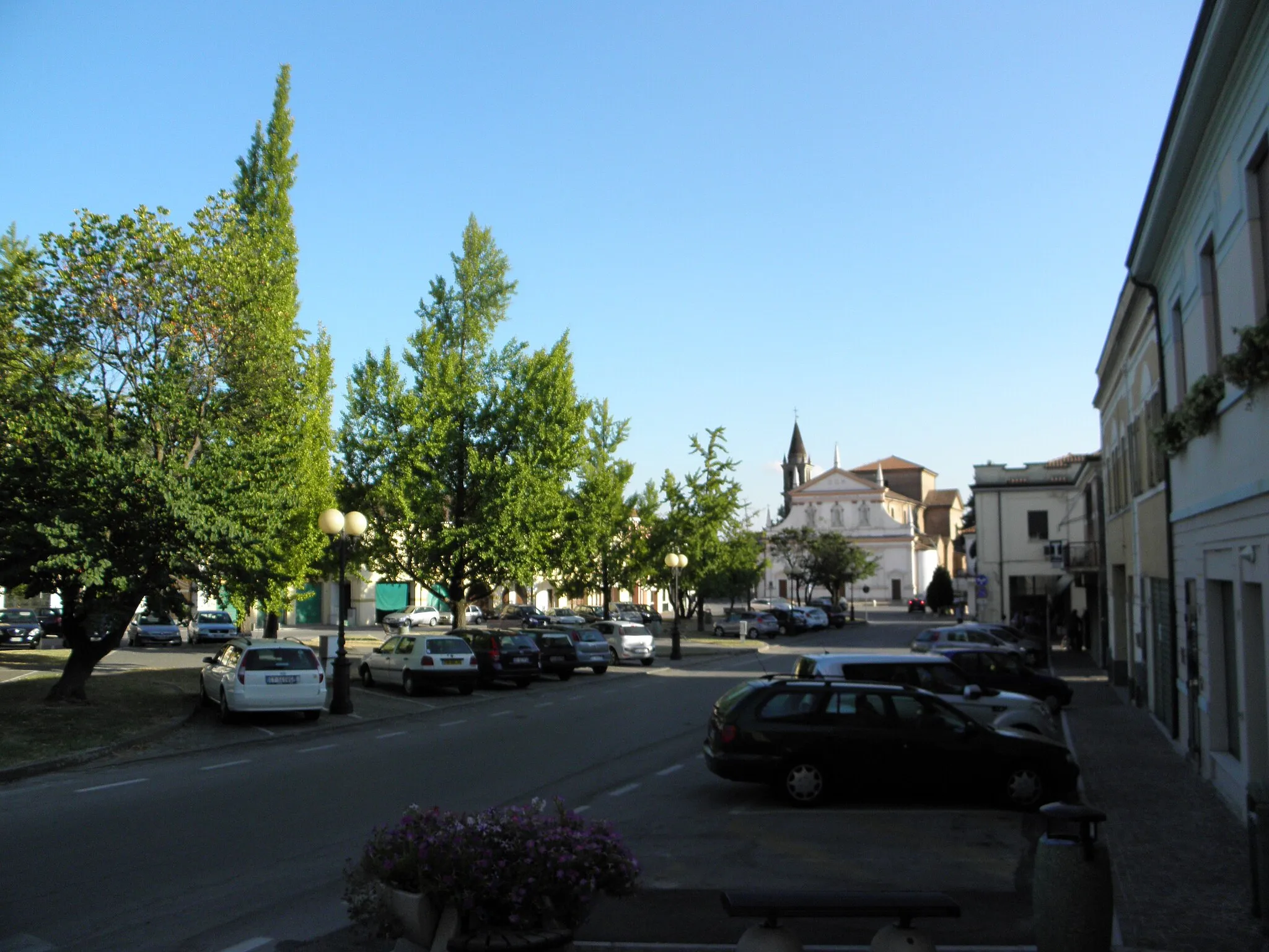Photo showing: Castelguglielmo, vista sulla piazza Vittorio Veneto. Sullo sfondo si trova la chiesa parrocchiale di San Nicola di Bari.