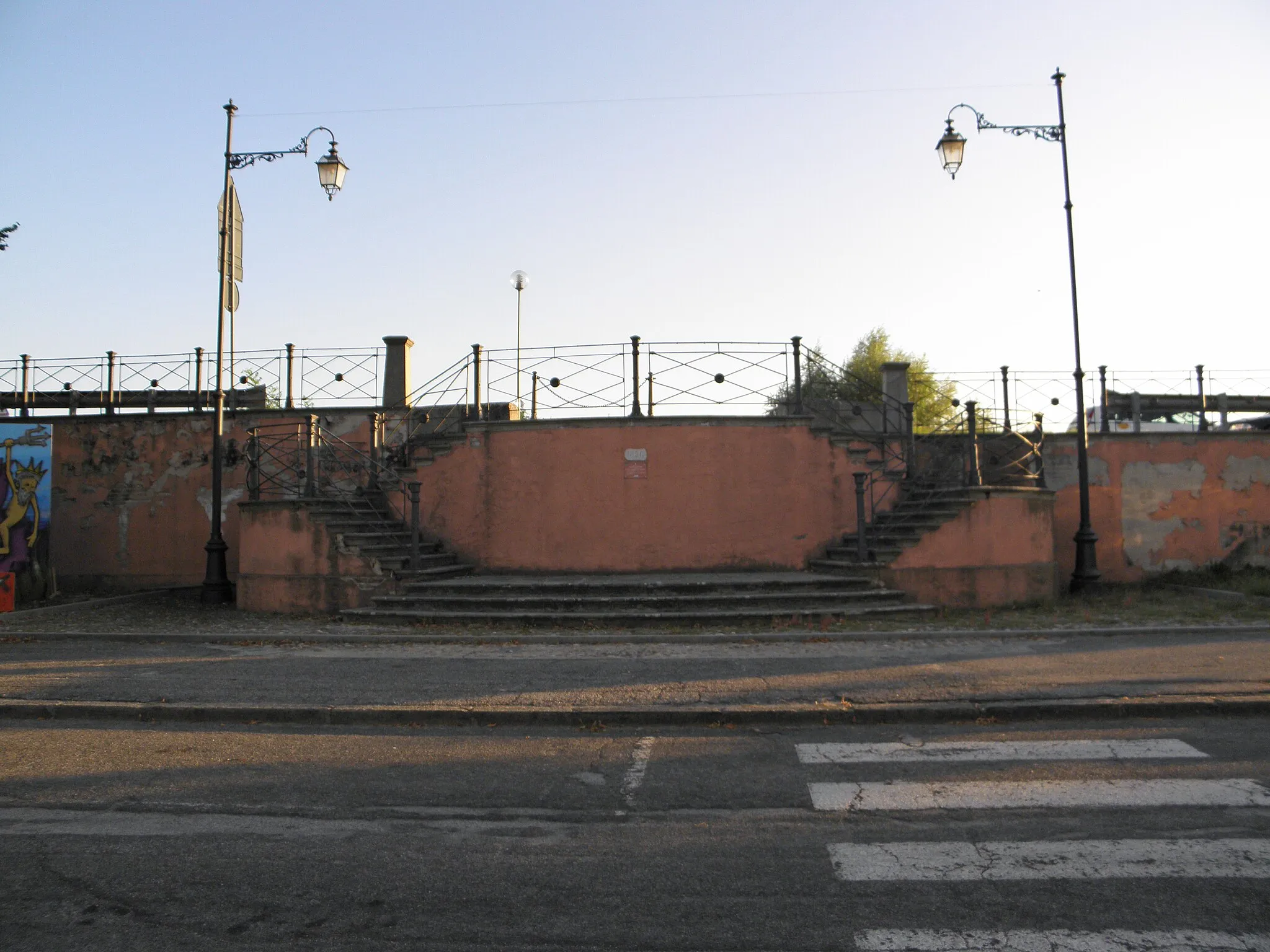 Photo showing: Canda: la scalinata d'accesso al Canalbianco da Piazza Dante Alighieri.