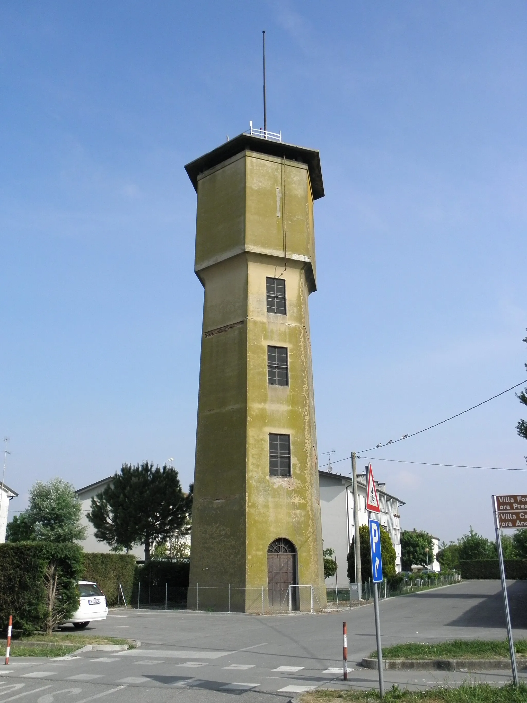 Photo showing: Pontecchio Polesine: il torrino piezometrico.