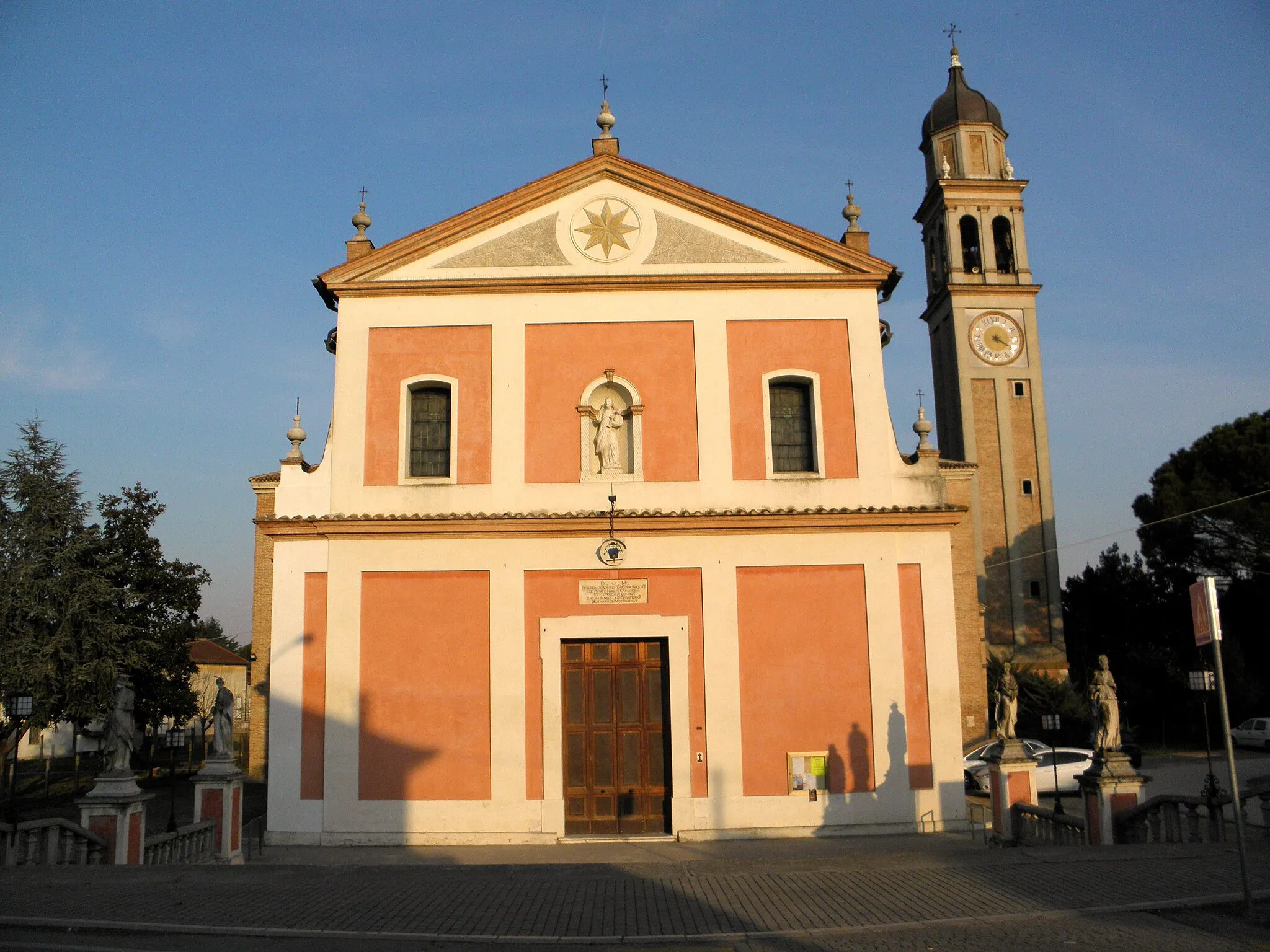 Photo showing: Polesella: la chiesa parrocchiale della Beata Vergine del Rosario.