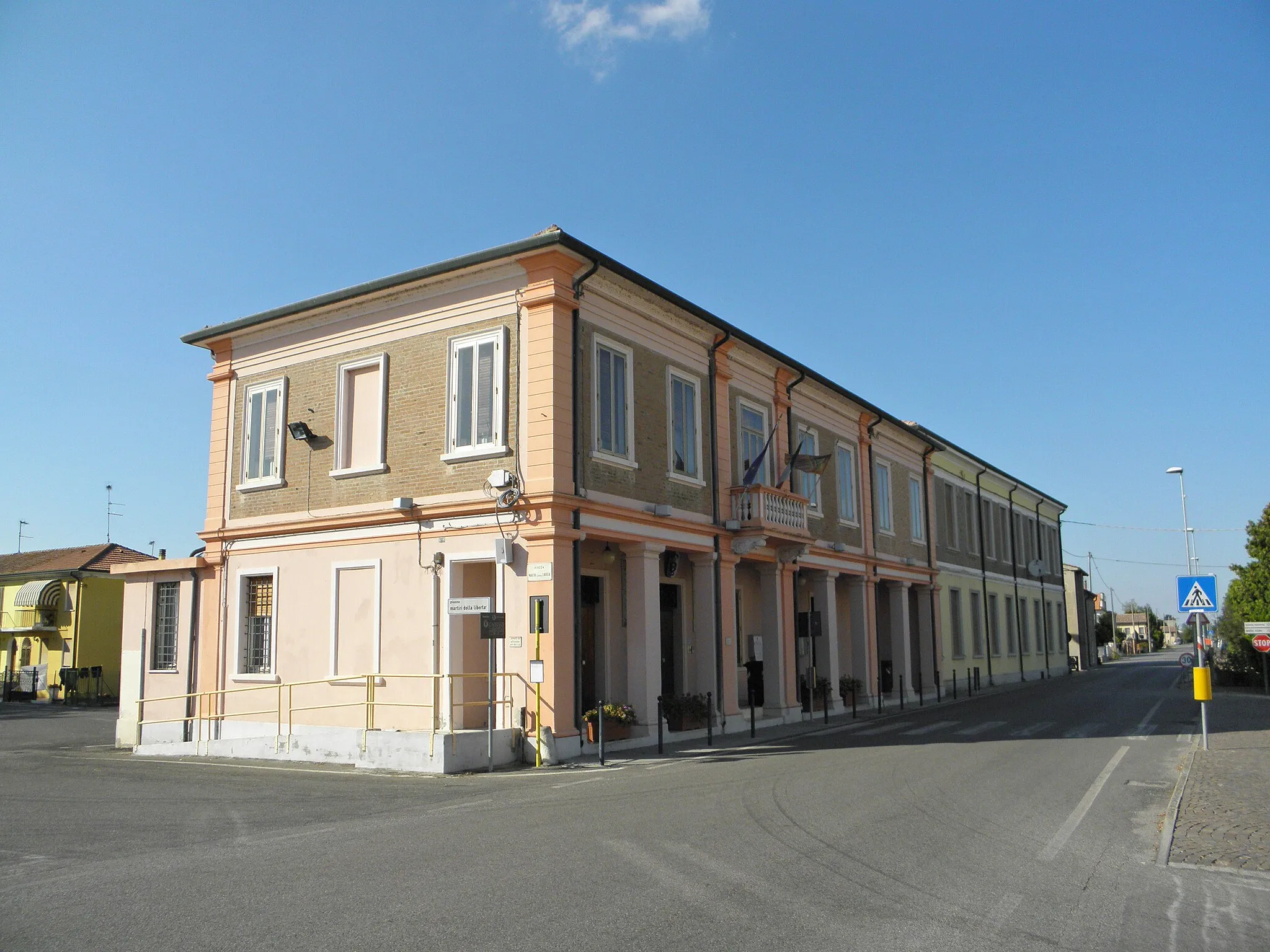 Photo showing: Pincara, la palazzina sede del municipio.