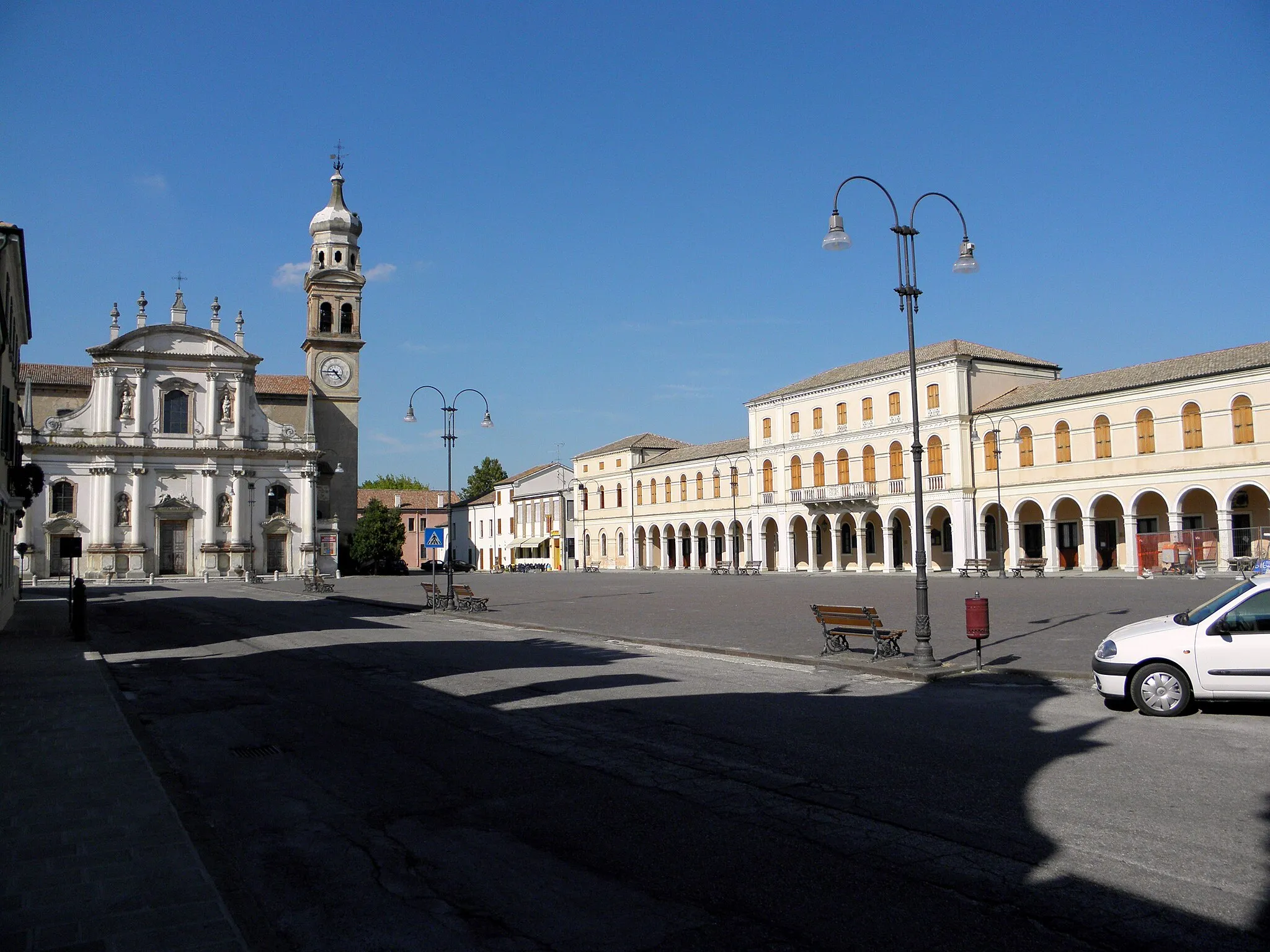 Photo showing: Crespino, la centrale Piazza Fetonte: sulla destra parte del Palazzo Comunale con il suo porticato, sulla sinistra la facciata barocca della chiesa arcipretale dei Santi Martino e Severo, vescovi.