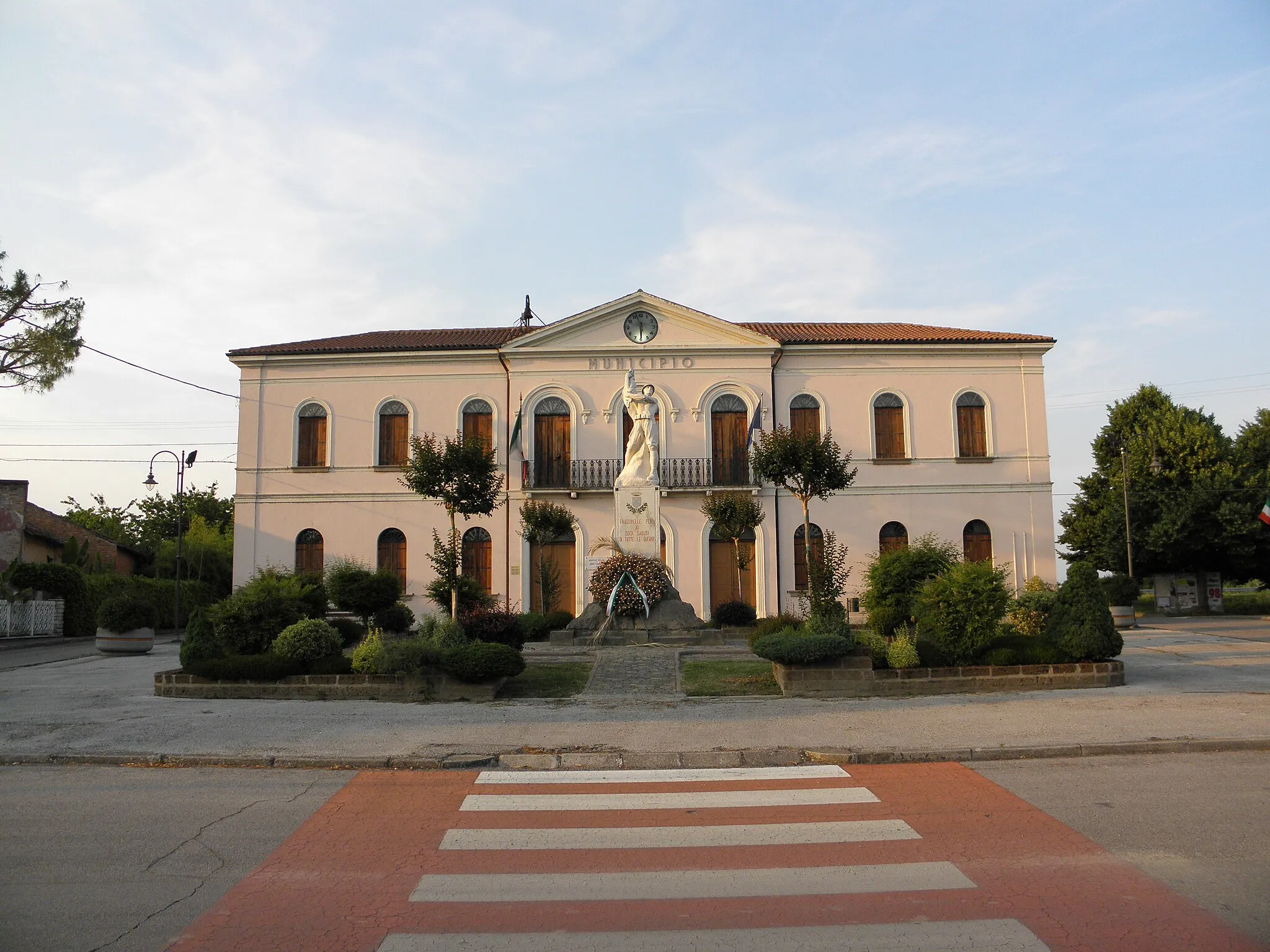 Photo showing: Frassinelle Polesine: palazzo municipale.