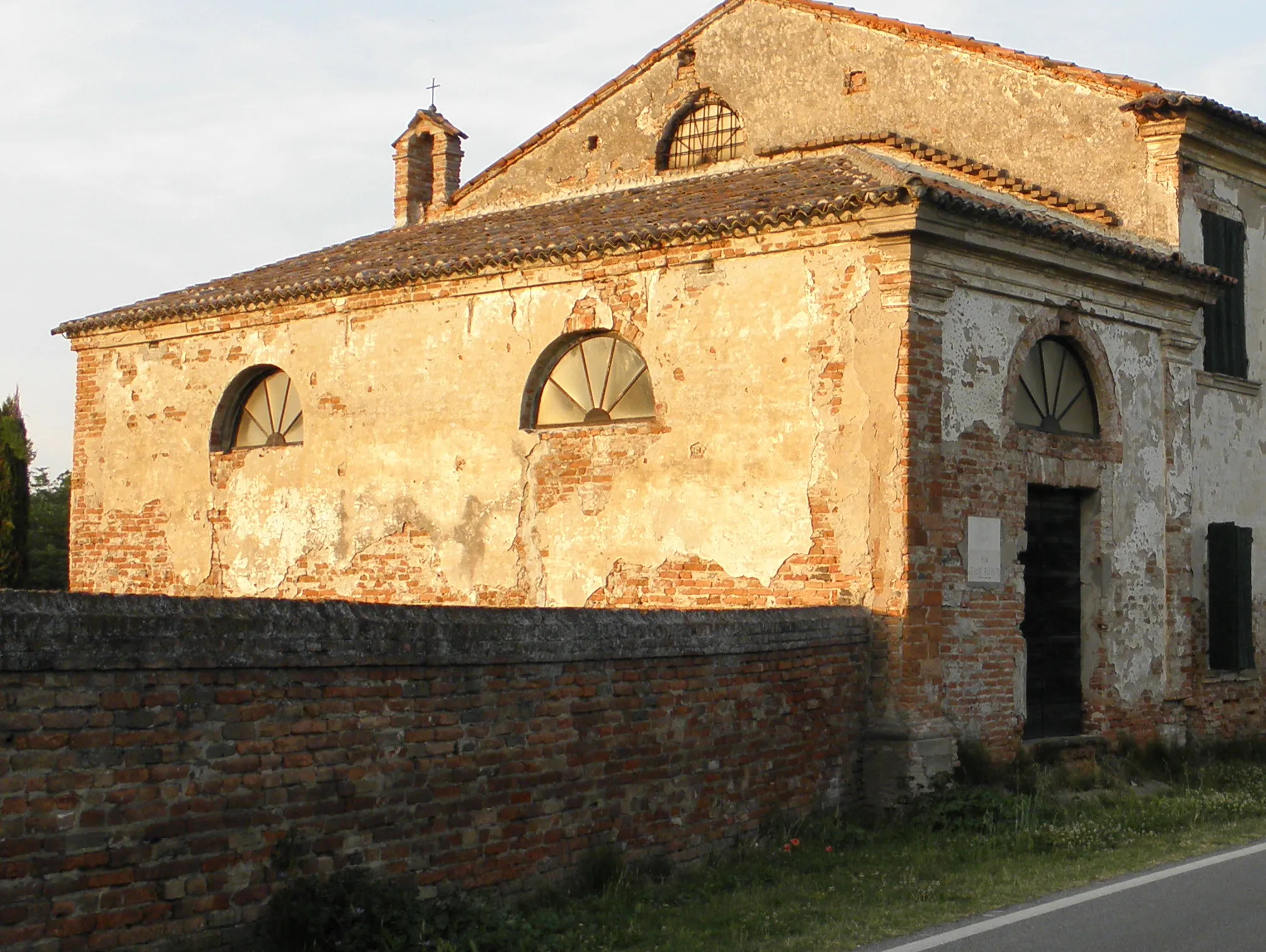 Photo showing: Frassinelle Polesine, Ca' Pesaro, ora Mioni: oratorio di Santa Maria Assunta.