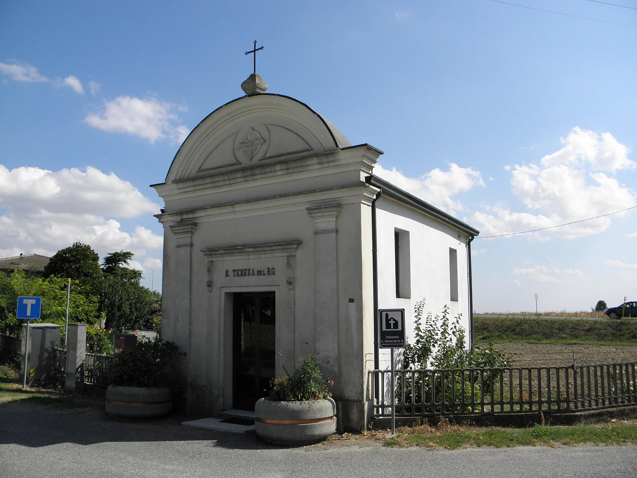 Photo showing: Caporumiatti, frazione di Frassinelle Polesine: l'oratorio di Santa Teresa (di Lisieux) del Bambino Gesù.