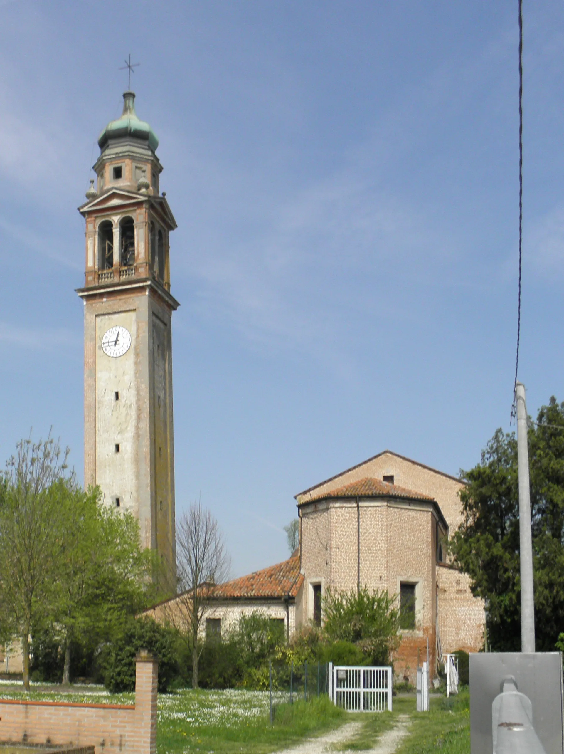 Photo showing: San Martino di Venezze: vista posteriore della parrocchiale di San Martino.