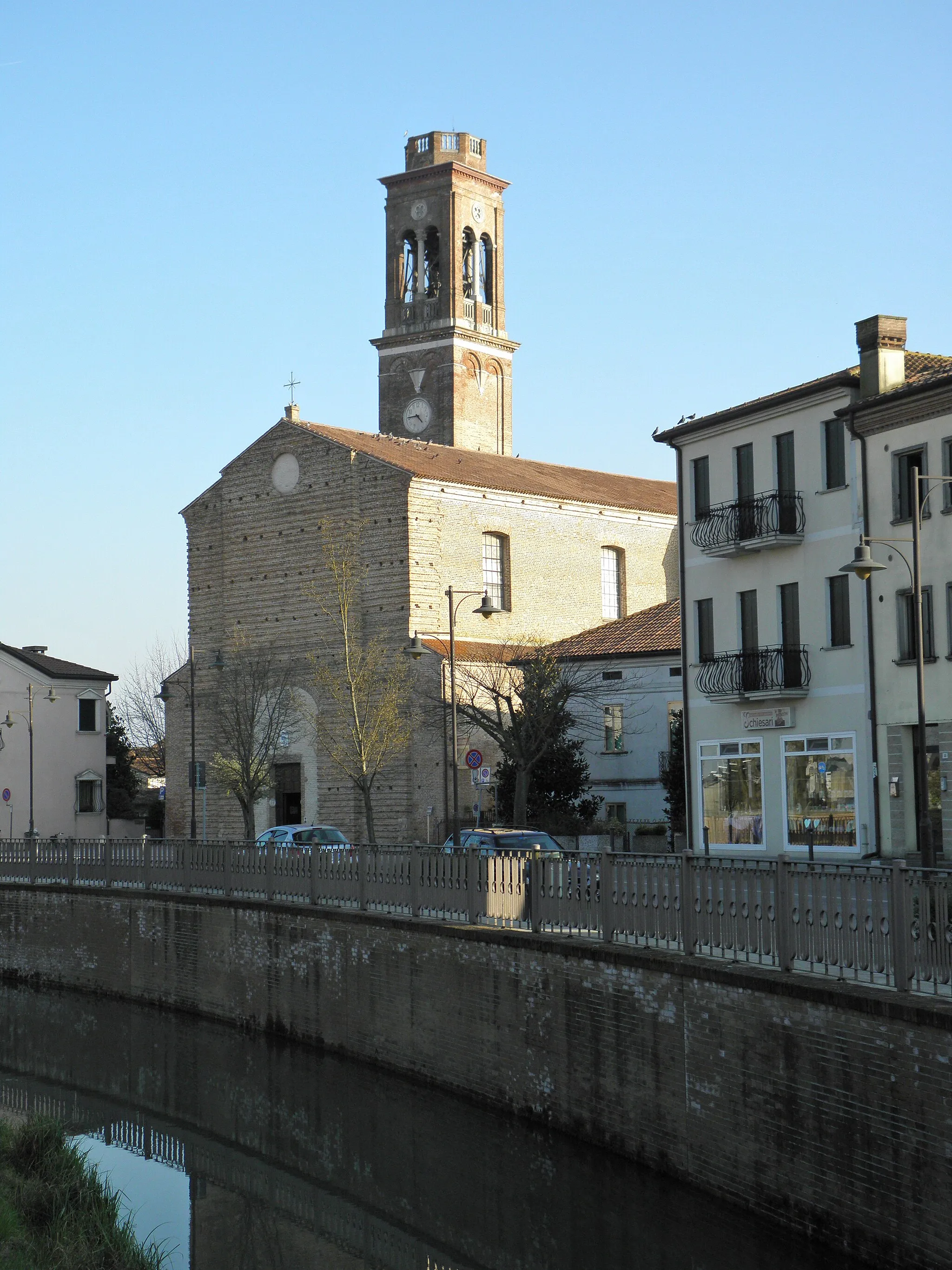 Photo showing: Villadose: la parrocchiale intitolata a San Leonardo, abate.