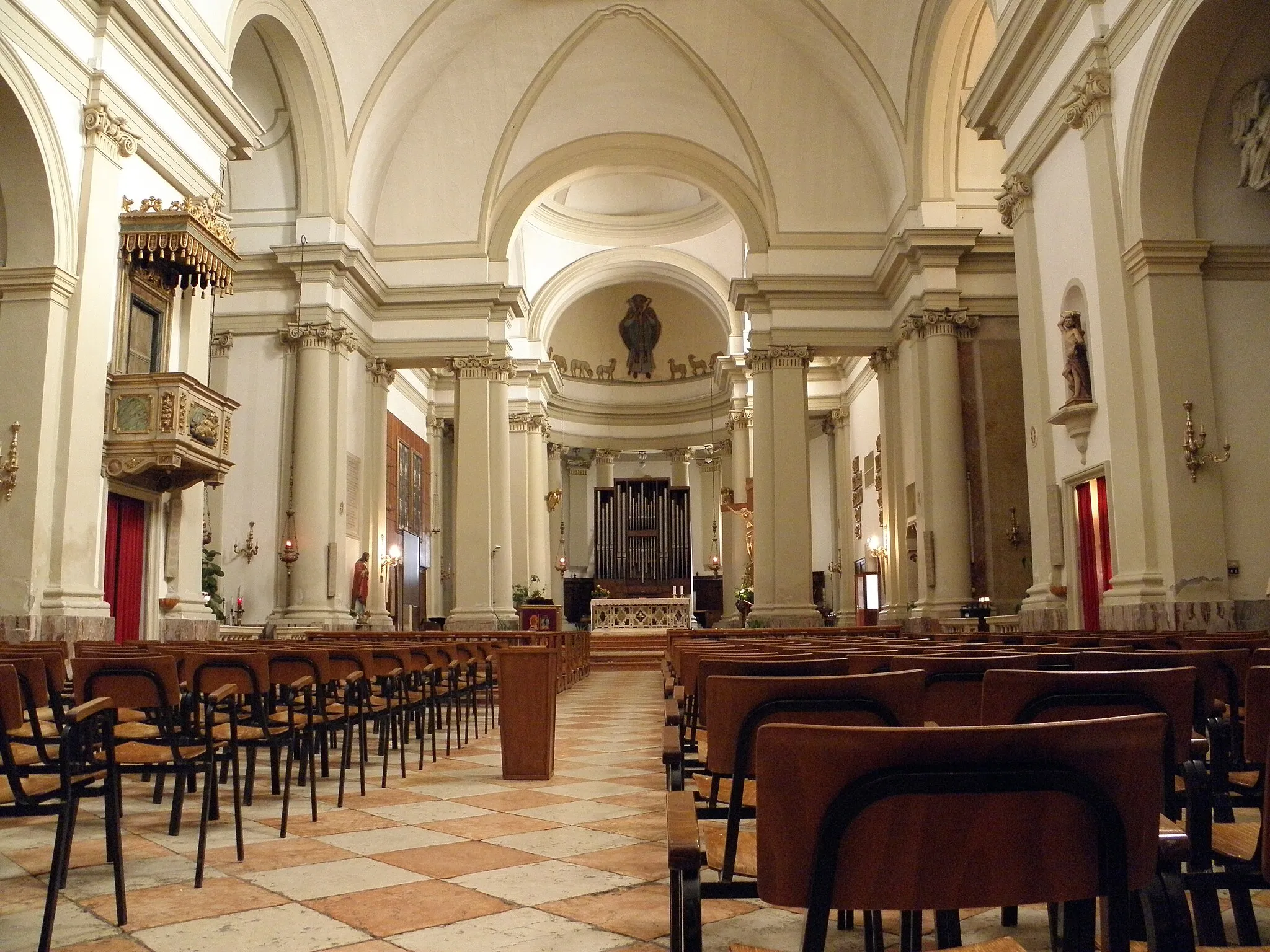 Photo showing: Villadose: interno della parrocchiale intitolata a San Leonardo, abate.