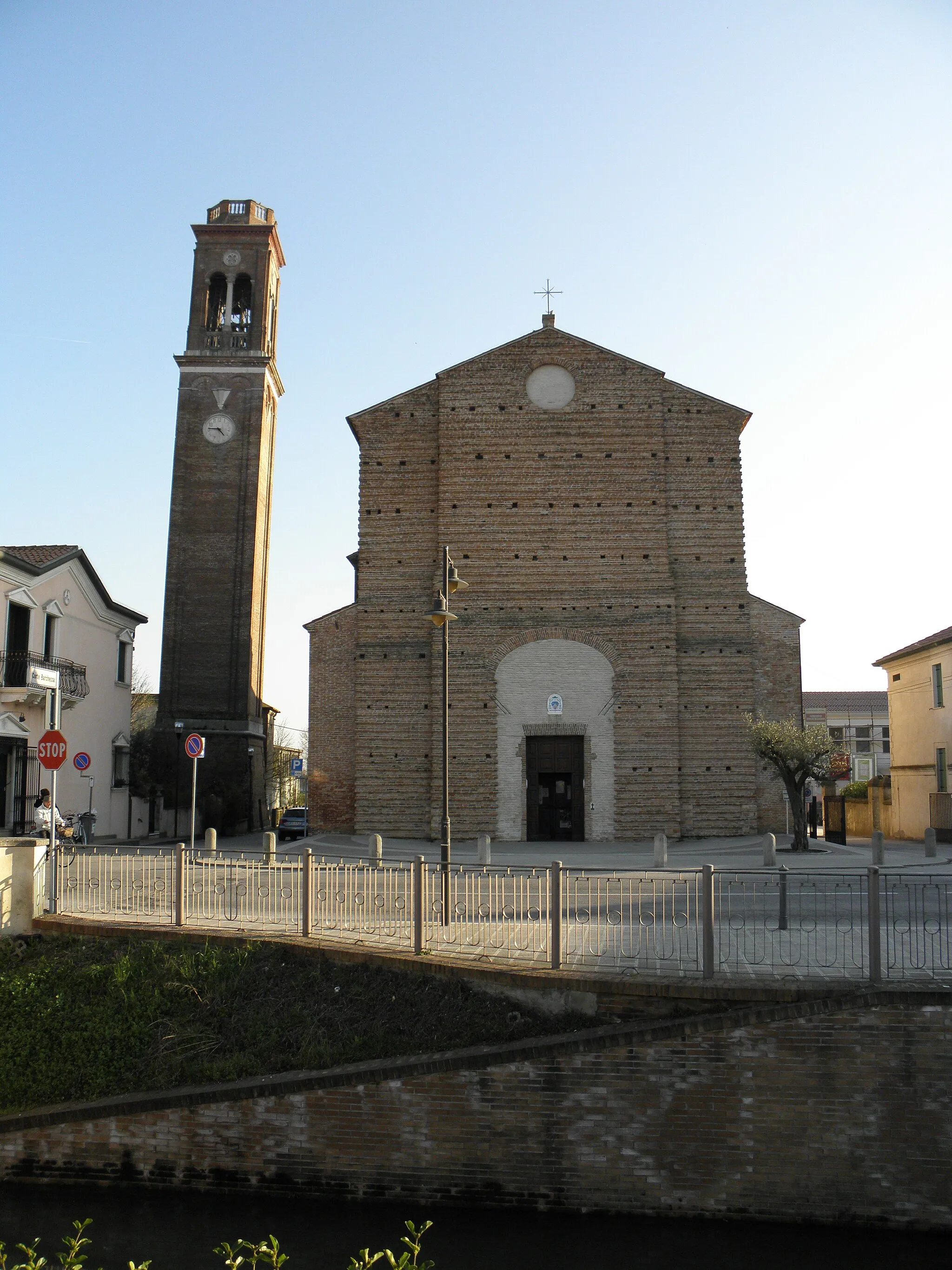 Photo showing: Villadose: la parrocchiale intitolata a San Leonardo, abate.