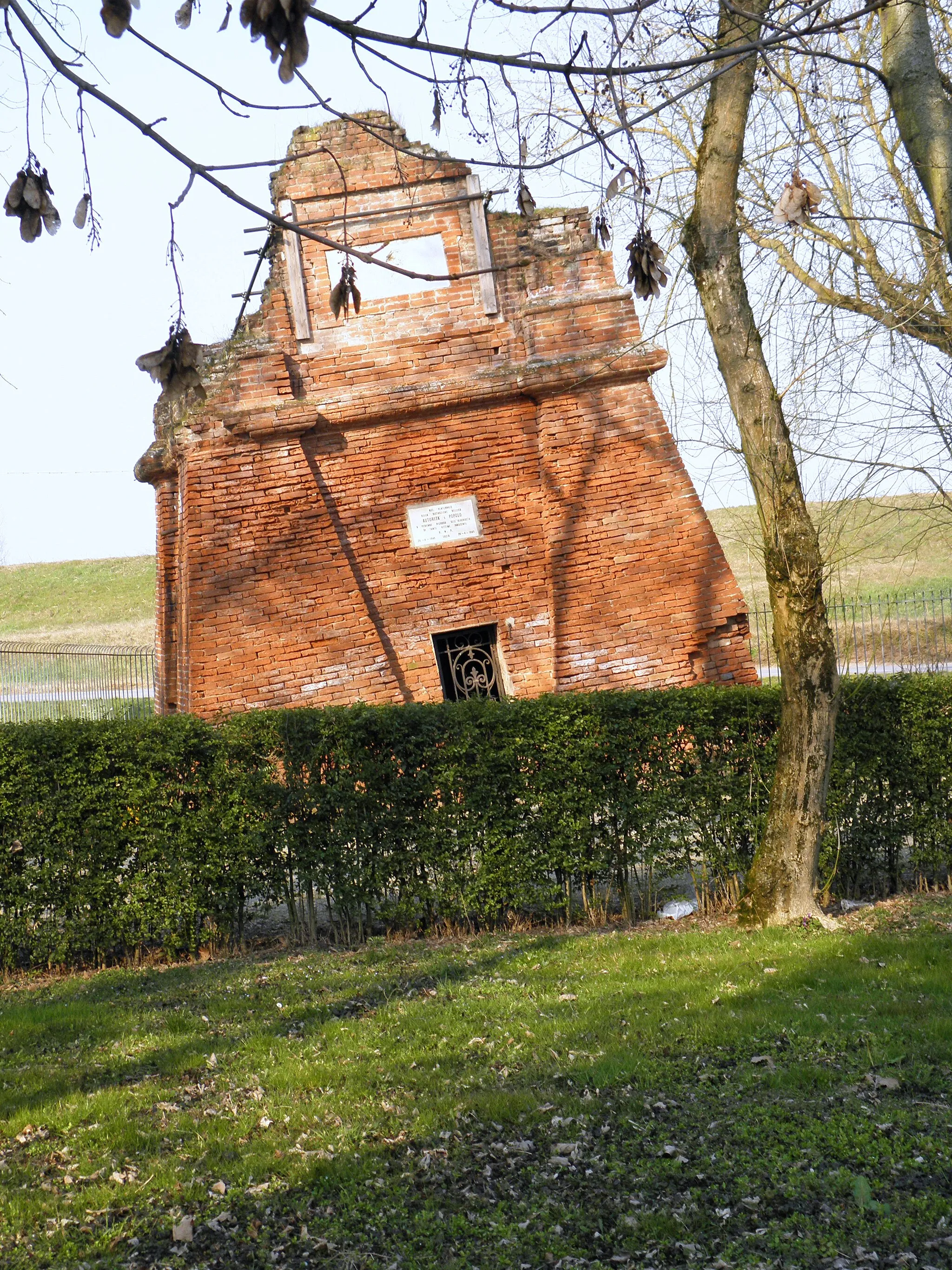 Photo showing: Lusia: la base del campanile in rovina della vecchia parrocchiale dei Santi Vito e Modesto, trasformata in cappella votiva, sita nel parco in Via 25 Aprile. La chiesa fu abbattuta dal bombardamento che subì la cittadina durante la seconda guerra mondiale.