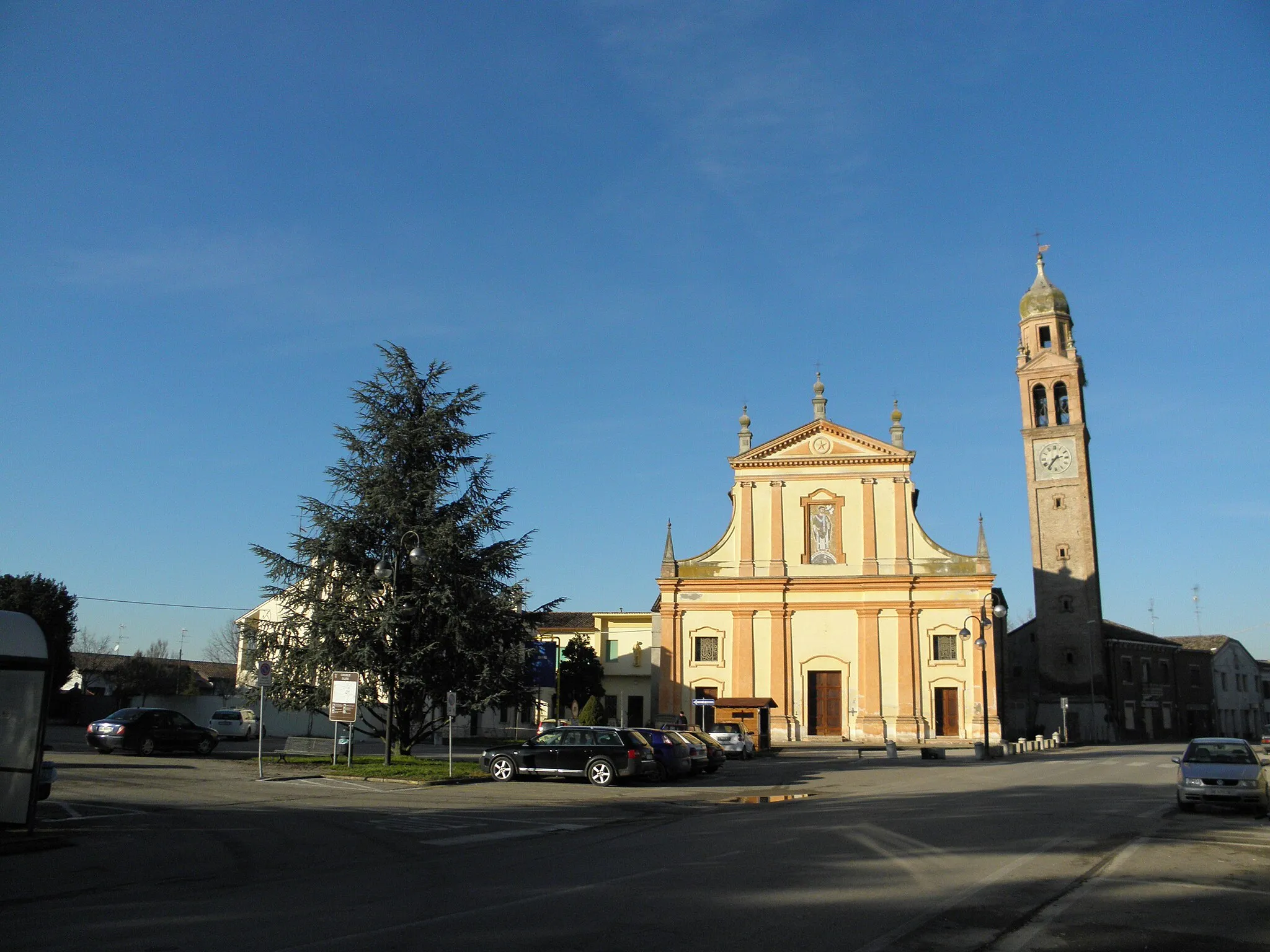 Photo showing: Salara, comune della provincia di Rovigo: il piazzale antistante la chiesa parrocchiale di San Valentino che lambisce la principale Via Roma (Strada Provinciale 1).