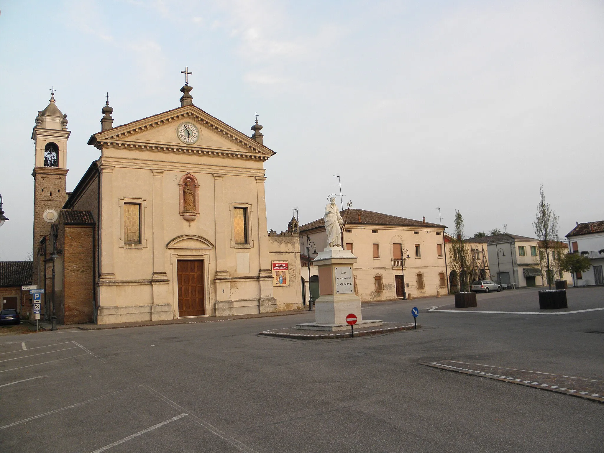 Photo showing: Gaiba: la centrale Piazza San Giuseppe con il monumento e la chiesa parrocchiale di San Giuseppe.