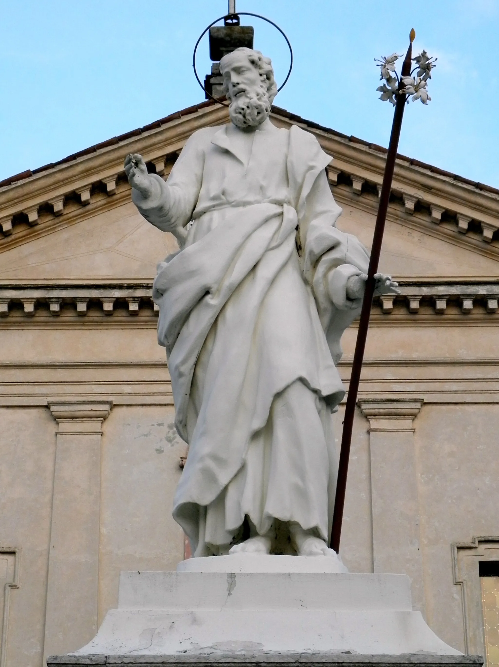 Photo showing: Gaiba: dettaglio della statua in cima al monumento dedicato a San Giuseppe sito nell'omonima piazza nel centro del paese.