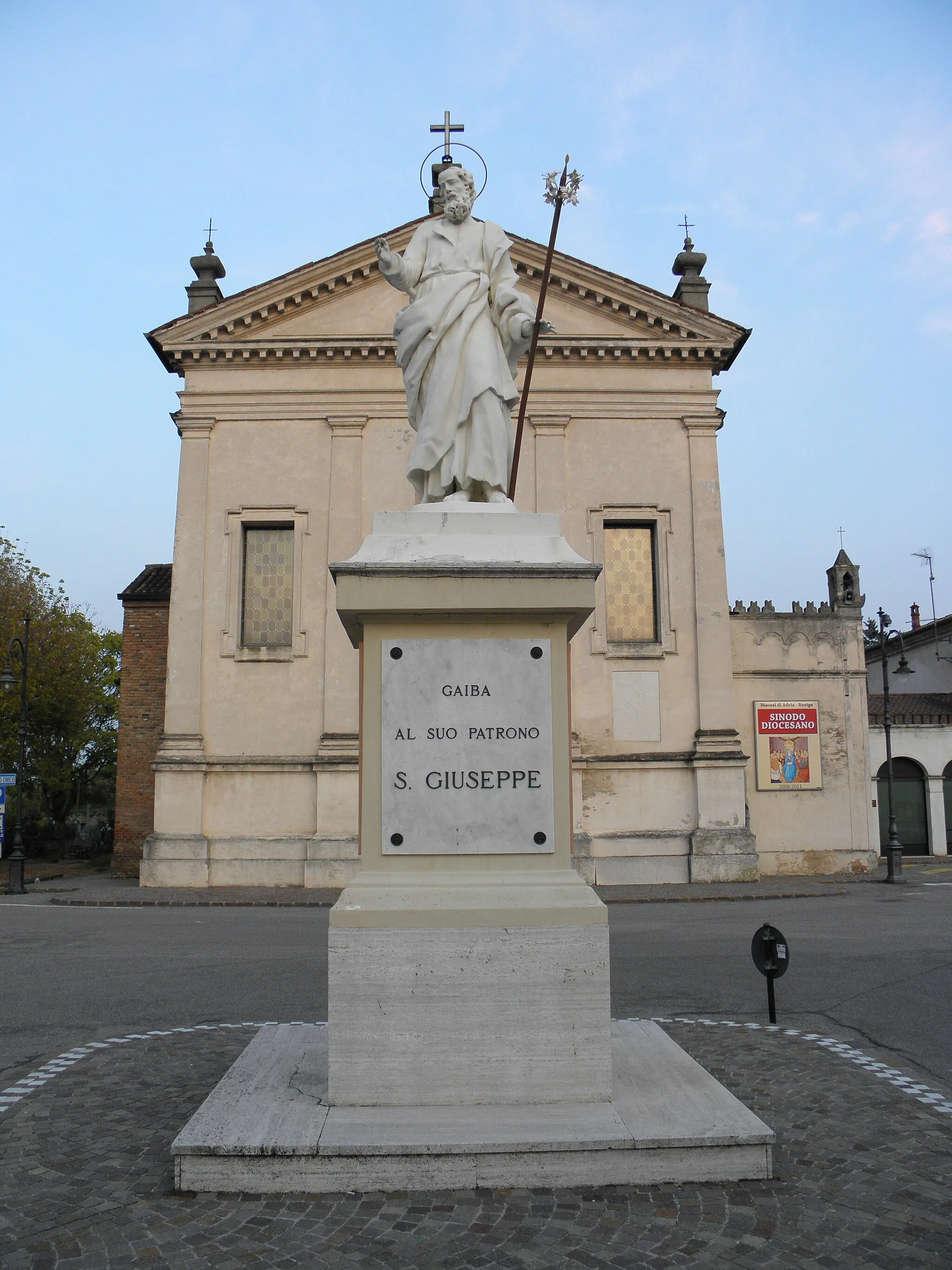 Photo showing: Gaiba: monumento a San Giuseppe sito nell'omonima piazza nel centro del paese.