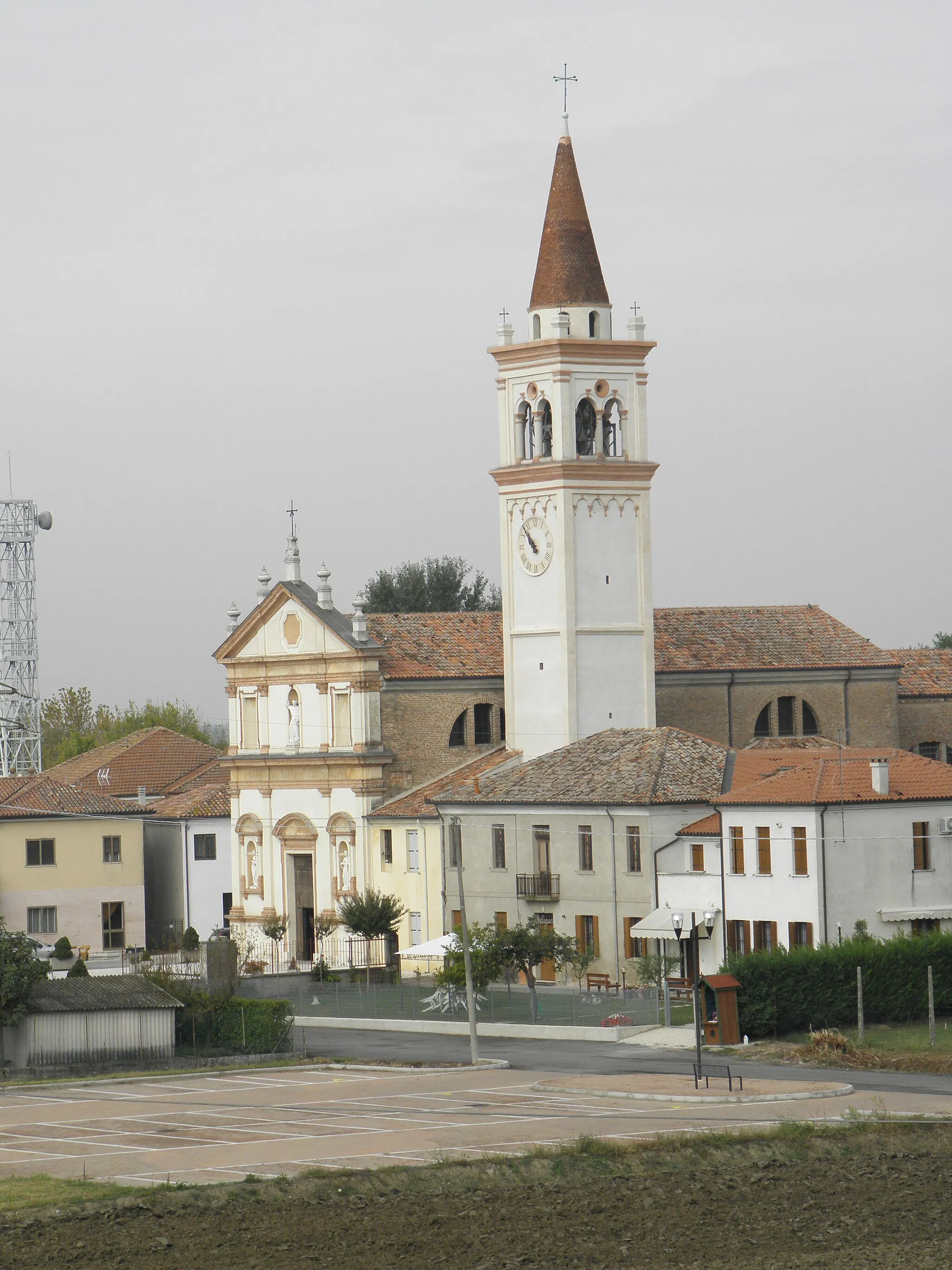 Photo showing: Chiesa Parrocchiale di San Domenico, situata a Guarda Veneta, provincia di Rovigo. Vista dall'argine del Po.