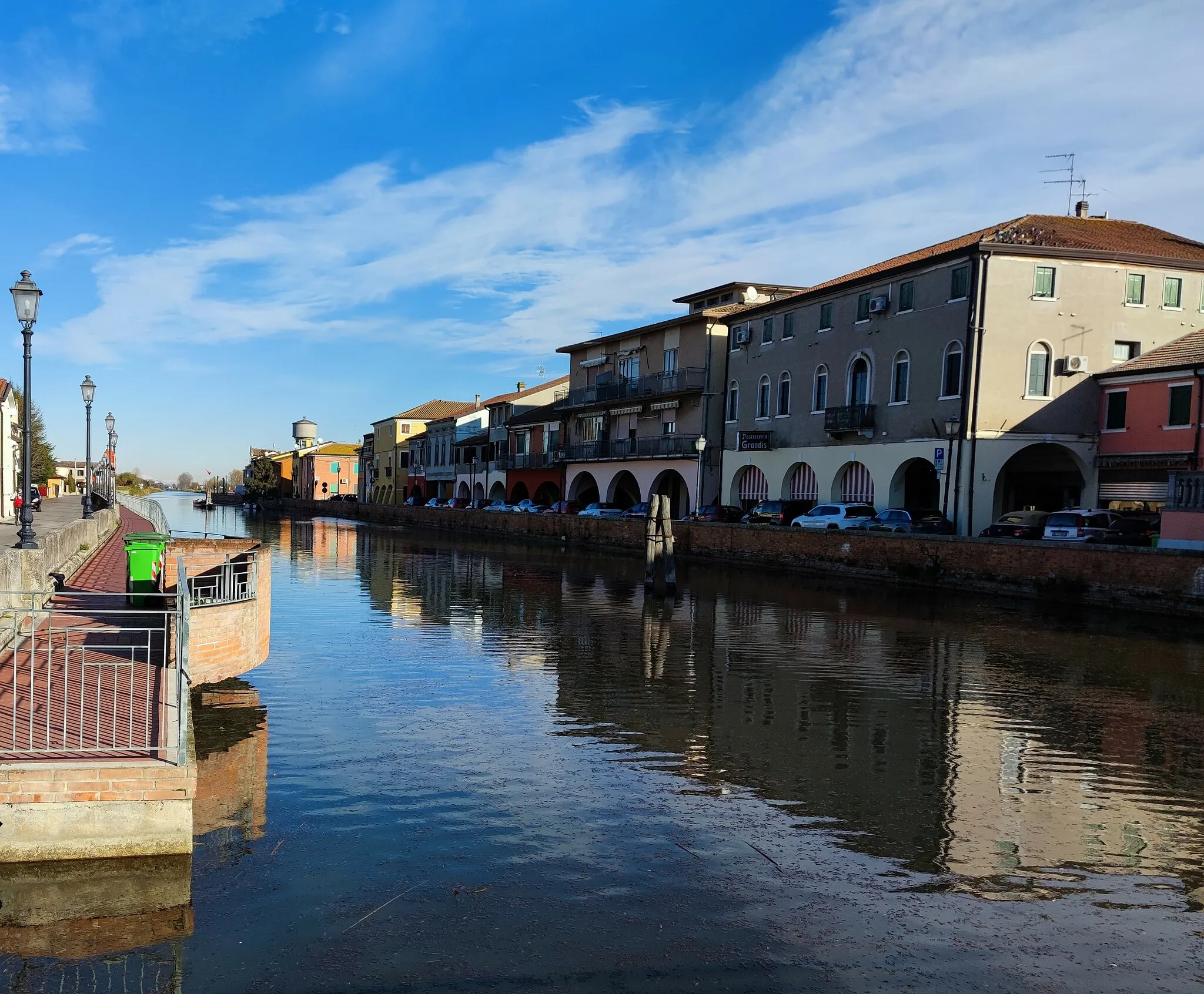 Photo showing: Panoramica del Canale di Loreo. In lontananza si possono scorgere le Alpi innevate