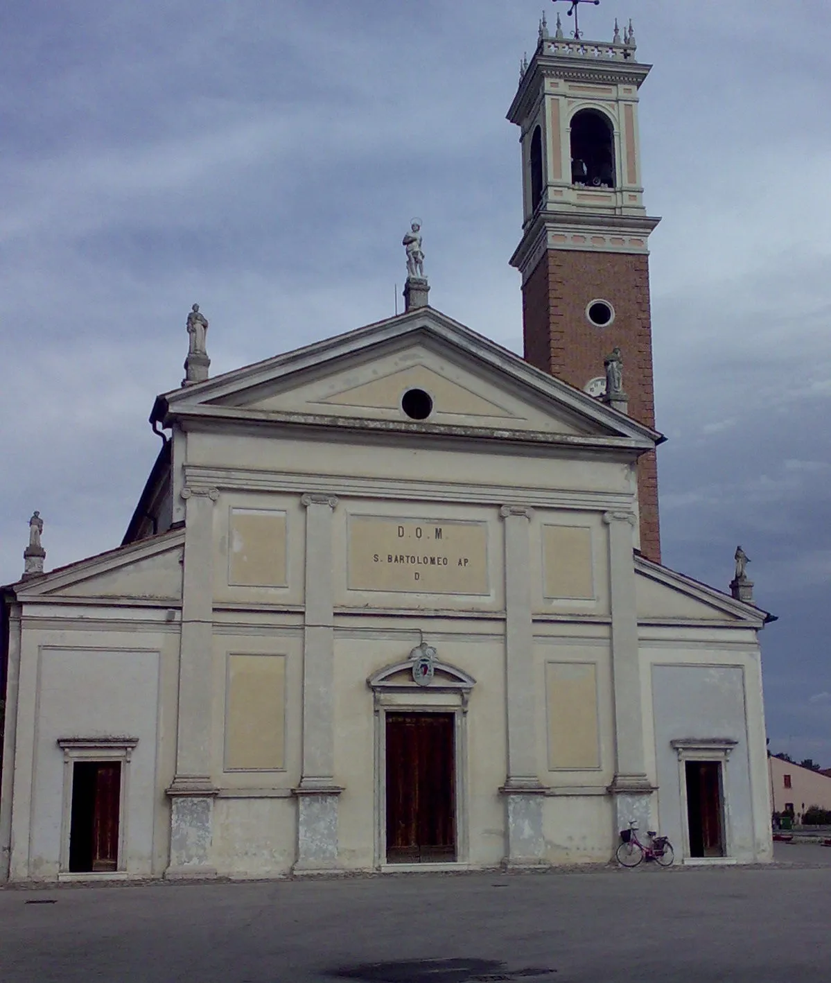 Photo showing: Facciata della Chiesa di Loria