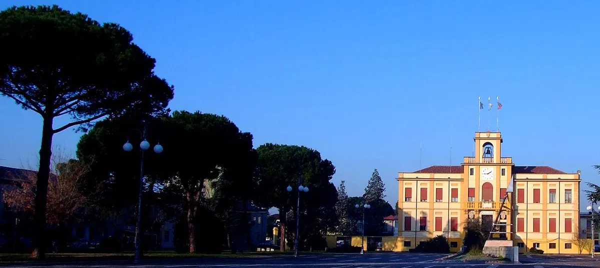 Photo showing: Porto Viro: Piazza della Repubblica e sede municipale.