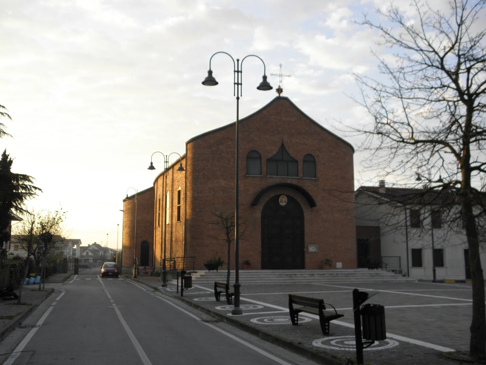 Photo showing: Porto Viro, località Scalon integrata nel tessuto urbano: la chiesa parrocchiale di Santa Maria Madre della Chiesa