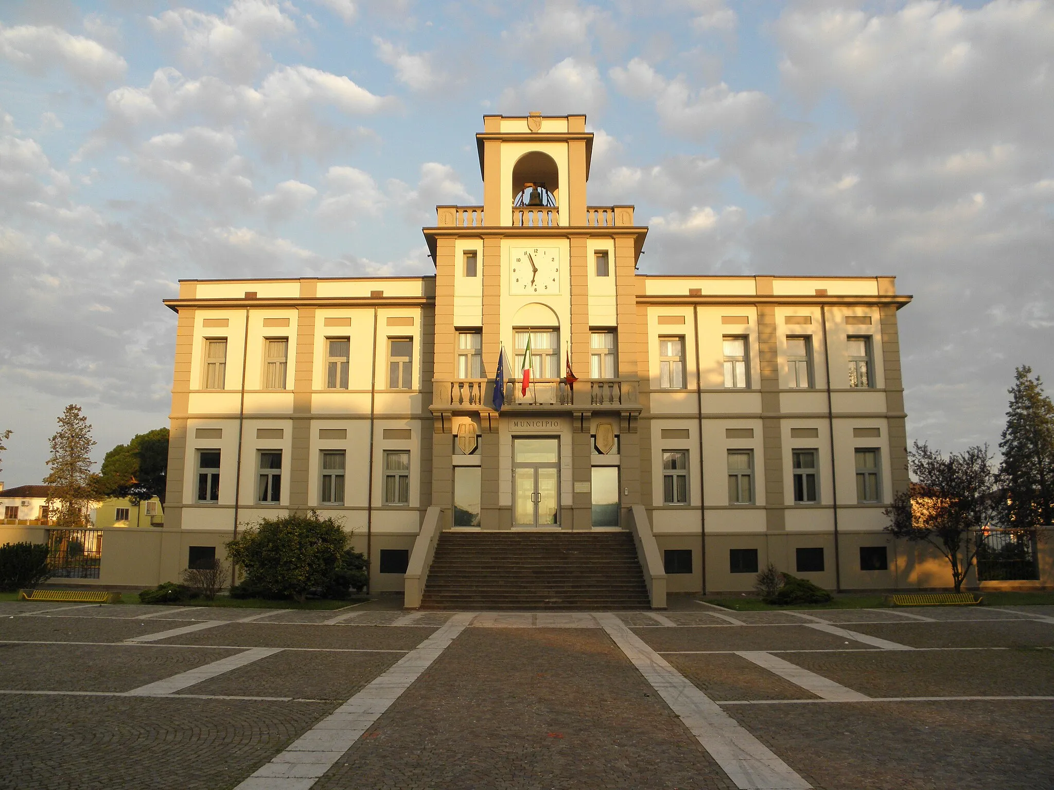 Photo showing: Porto Viro, Palazzo Municipale, sede dell'attuale comune di Porto Viro e già del comune soppresso di Contarina..