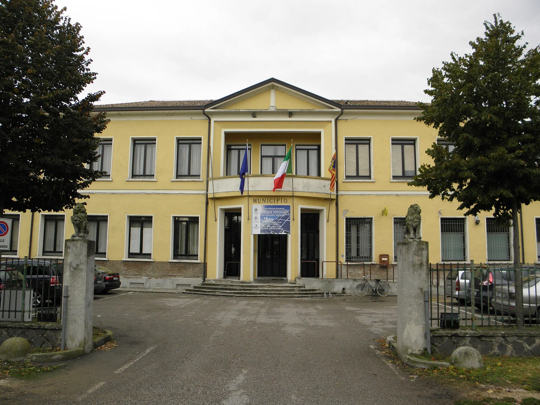 Photo showing: Villanova Marchesana Town Hall.