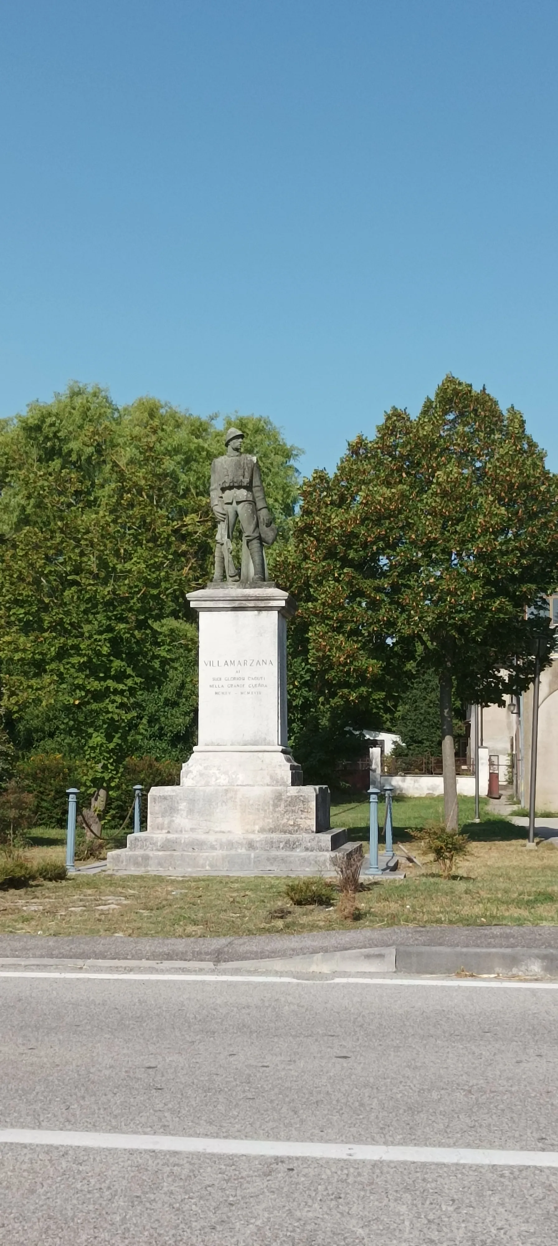 Photo showing: Villamarzana, il monumento commemorativo dedicato ai concittadini caduti in guerra.