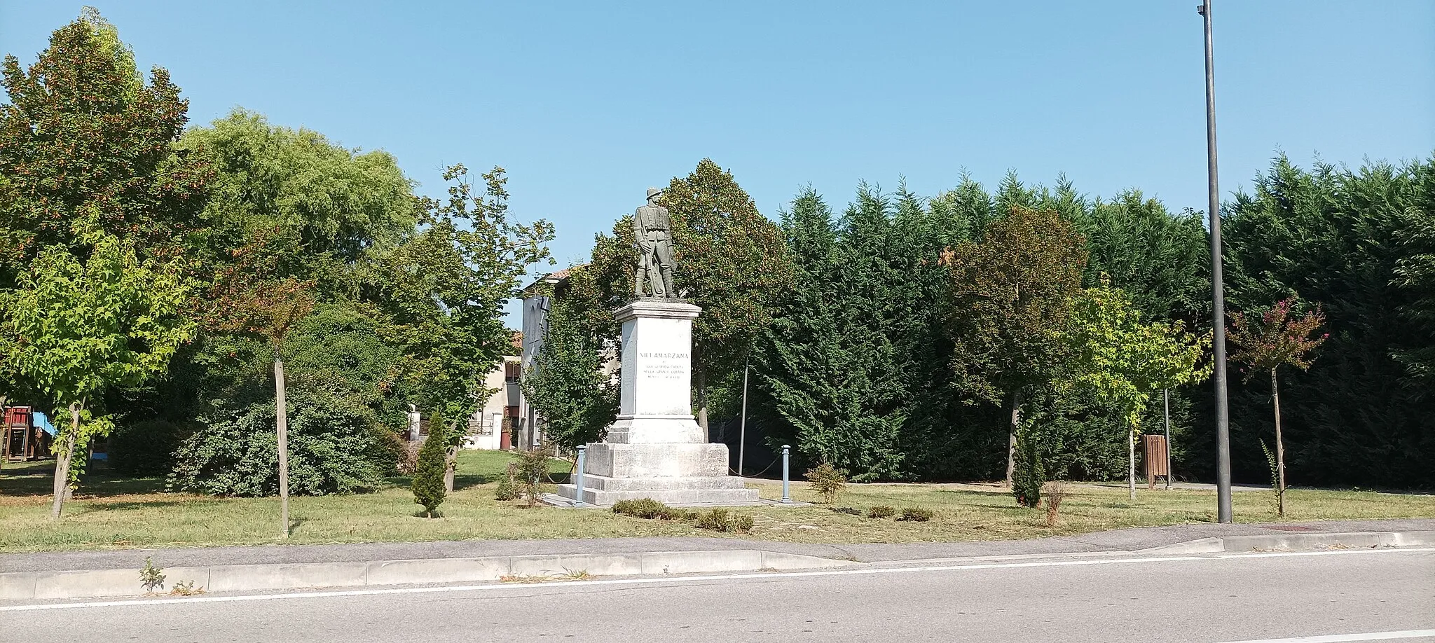Photo showing: Villamarzana, il monumento commemorativo dedicato ai concittadini caduti in guerra.