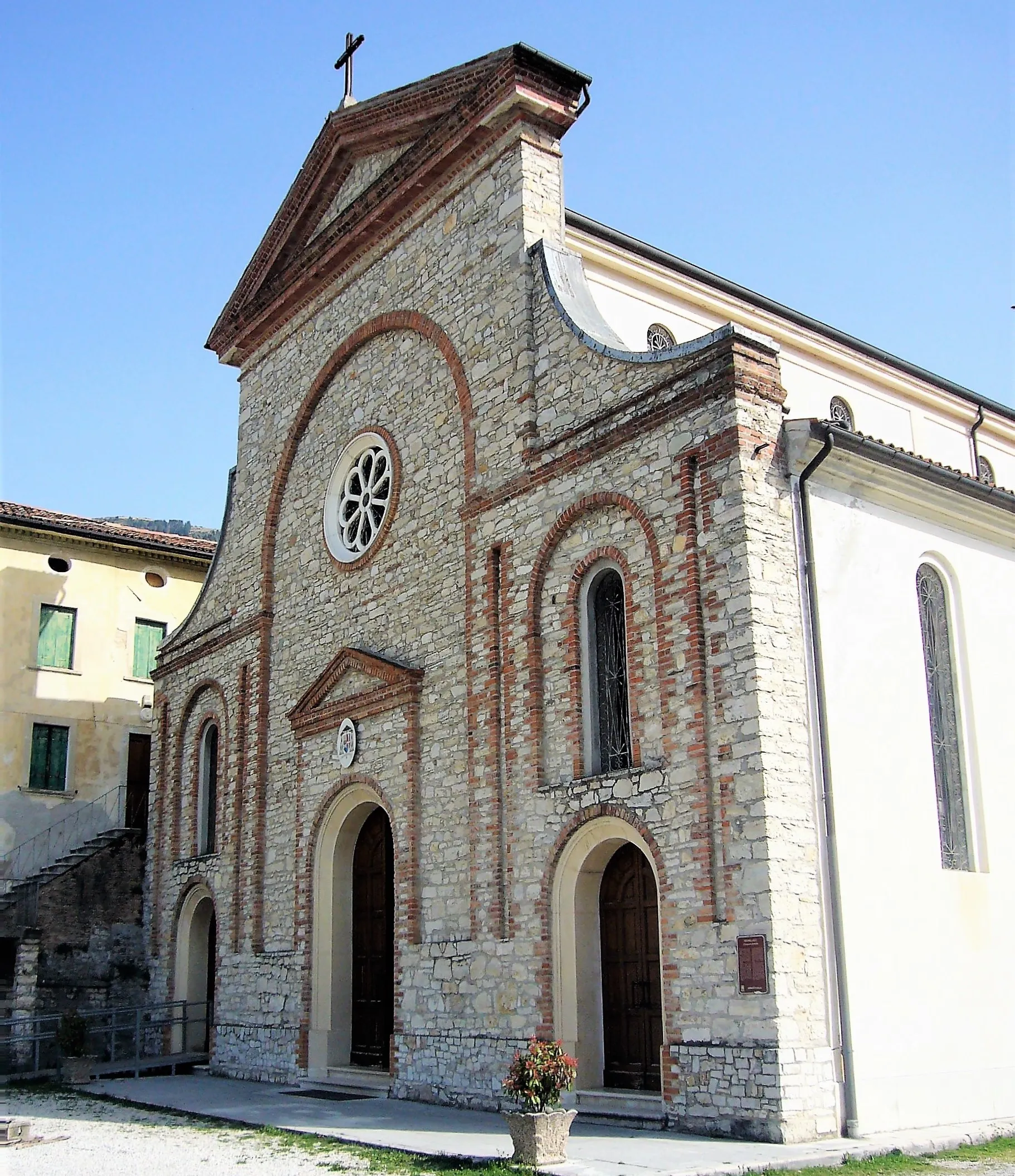Photo showing: La chiesa parrocchiale di Revine, dedicata a San Matteo Apostolo