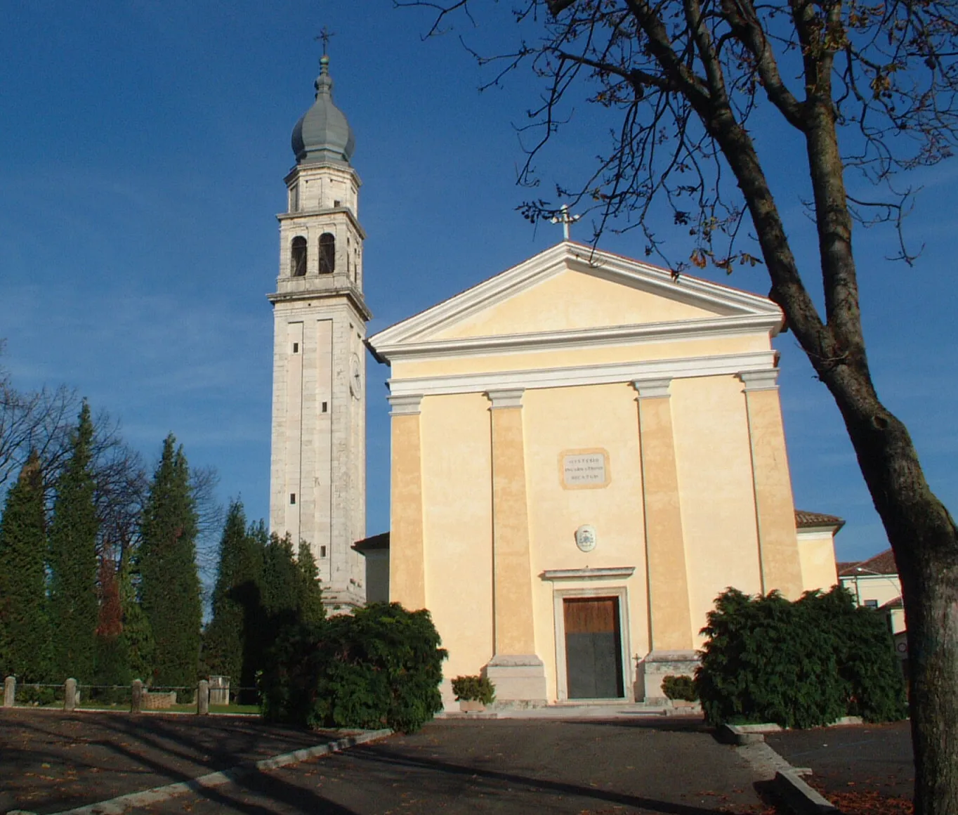 Photo showing: Paderno del Grappa, the church and the bell tower