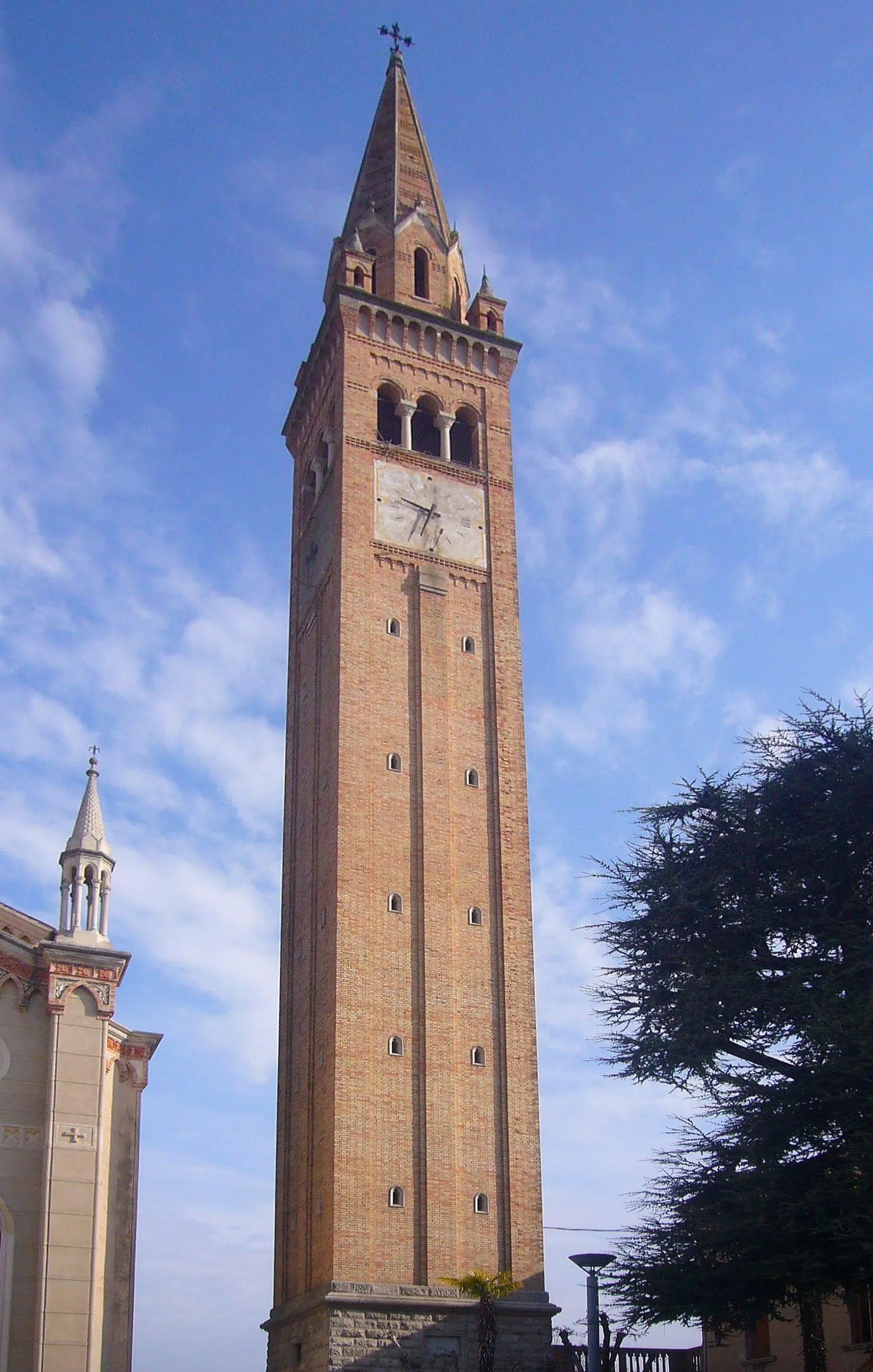 Photo showing: Il campanile della chiesa parrocchiale di Santa Lucia di Piave