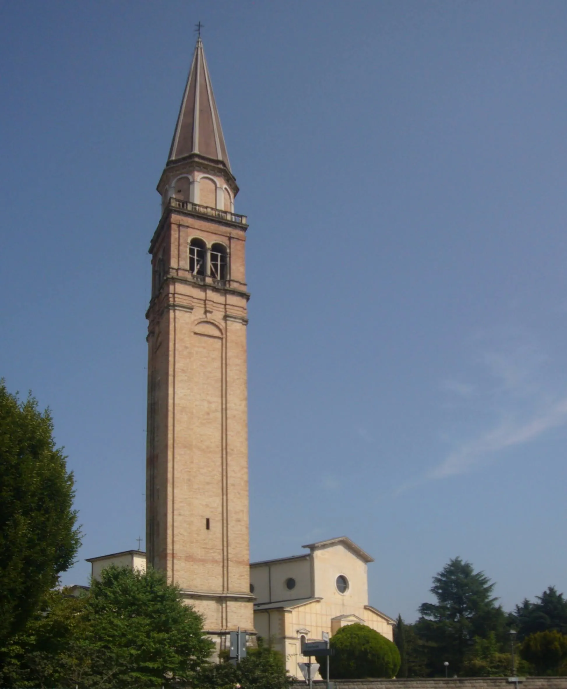 Photo showing: La chiesa parrocchiale e il campanile di Sernaglia della Battaglia