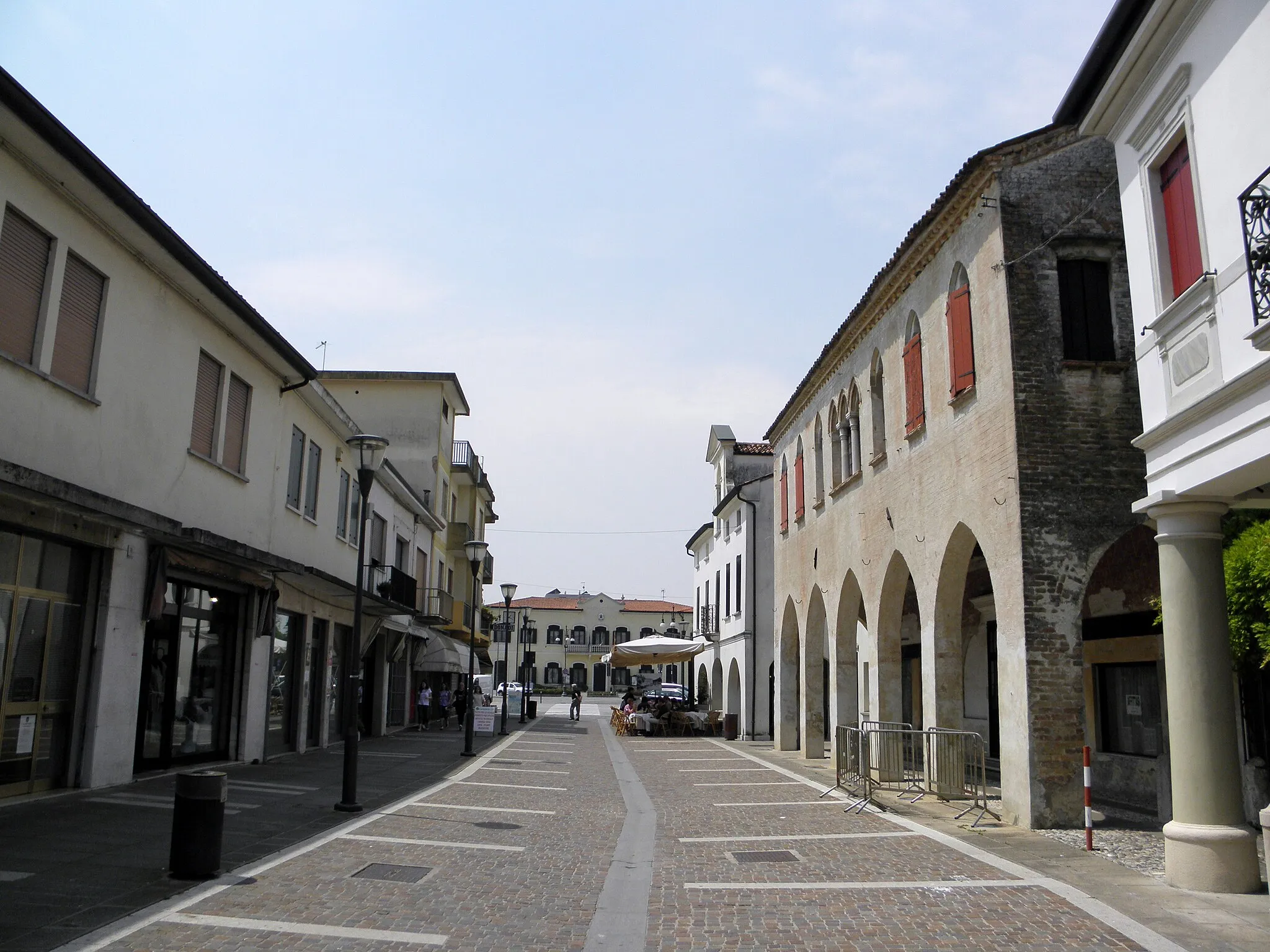 Photo showing: Zero Branco, Via Martiri della Libertà, direzione Piazza Umberto I. Sullo sfondo si nota la palazzina municipale.