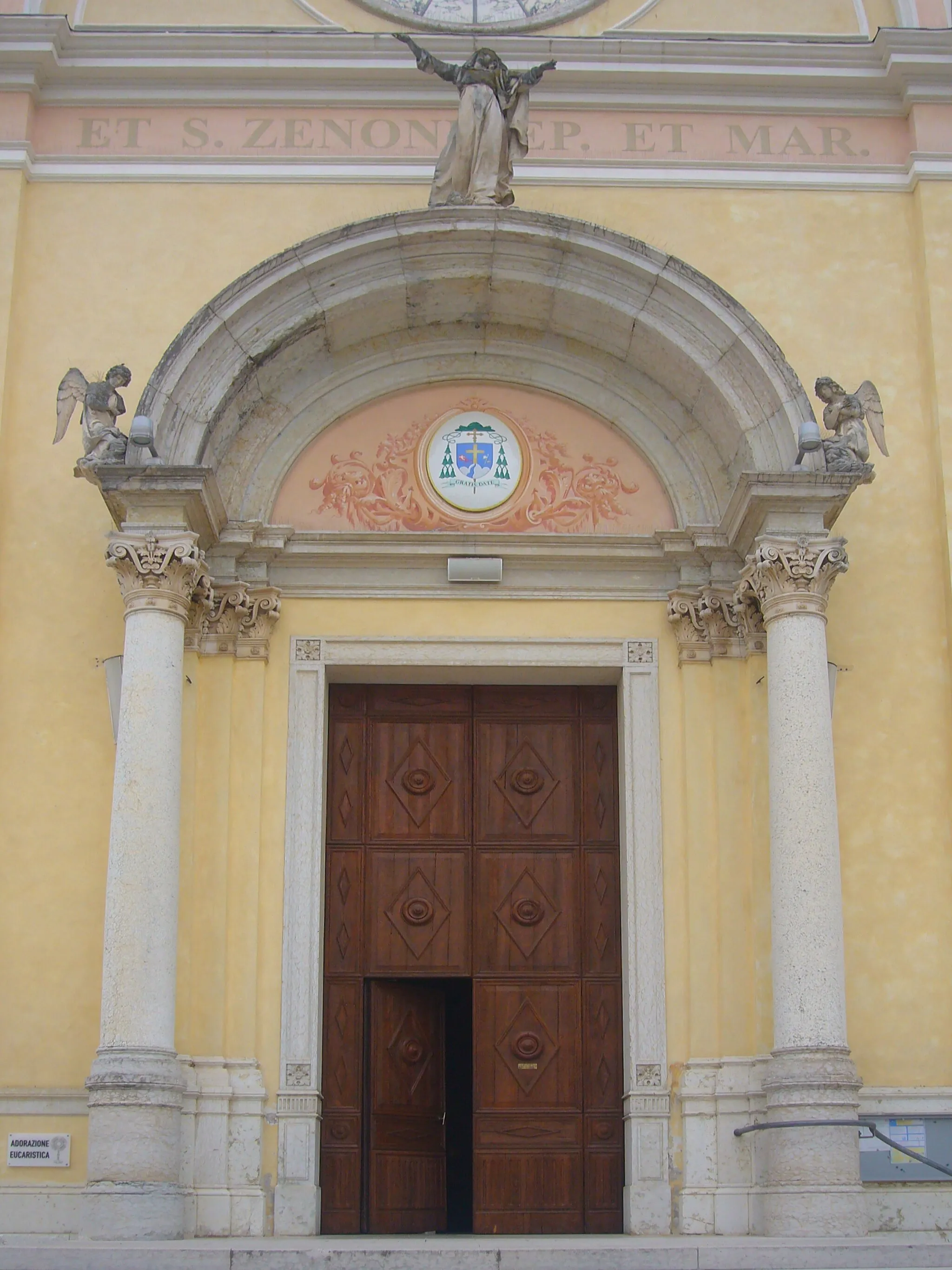Photo showing: Il portale d'ingresso della chiesa parrocchiale di San Zenone degli Ezzelini