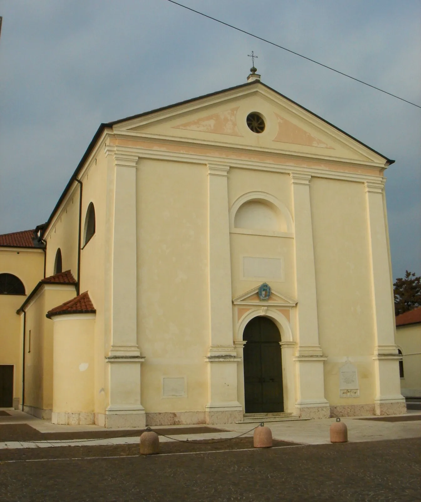 Photo showing: Altivole (Treviso): facciata della chiesa parrocchiale.