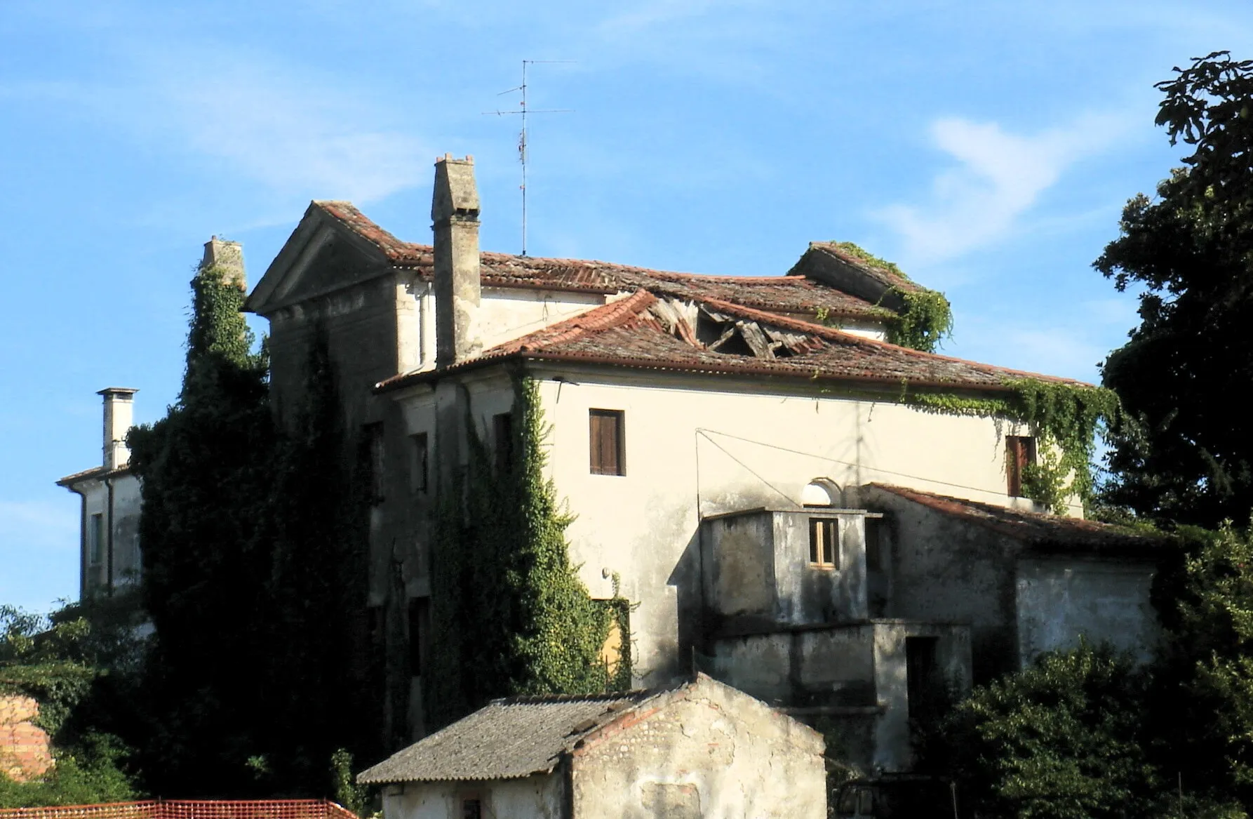 Photo showing: Codognè, Treviso, Italia: deep degradation of Villa Travaini (XVII century).