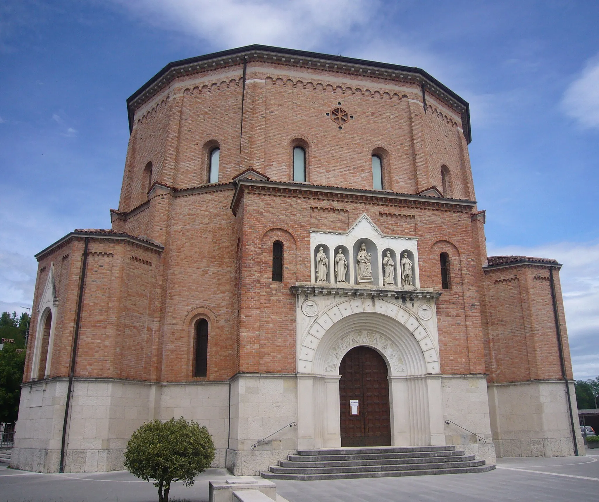 Photo showing: La chiesa di San Leonardo a Moriago della Battaglia