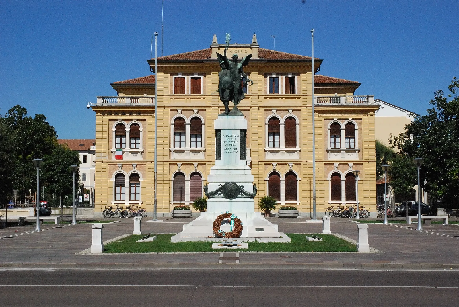 Photo showing: Monumento ai caduti e municipio di Mogliano Veneto.