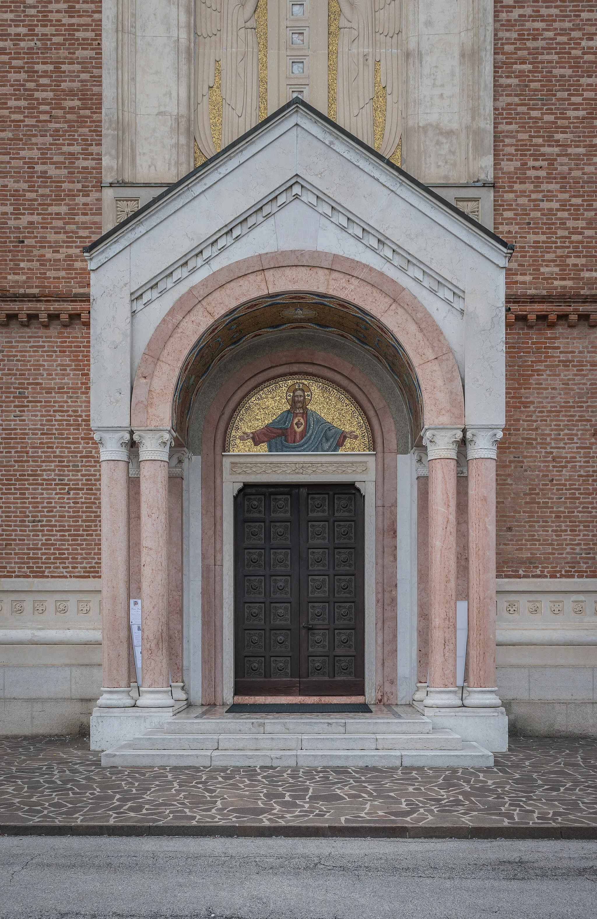 Photo showing: Portal of the Saint Martin church in Vedelago, Veneto, Italy