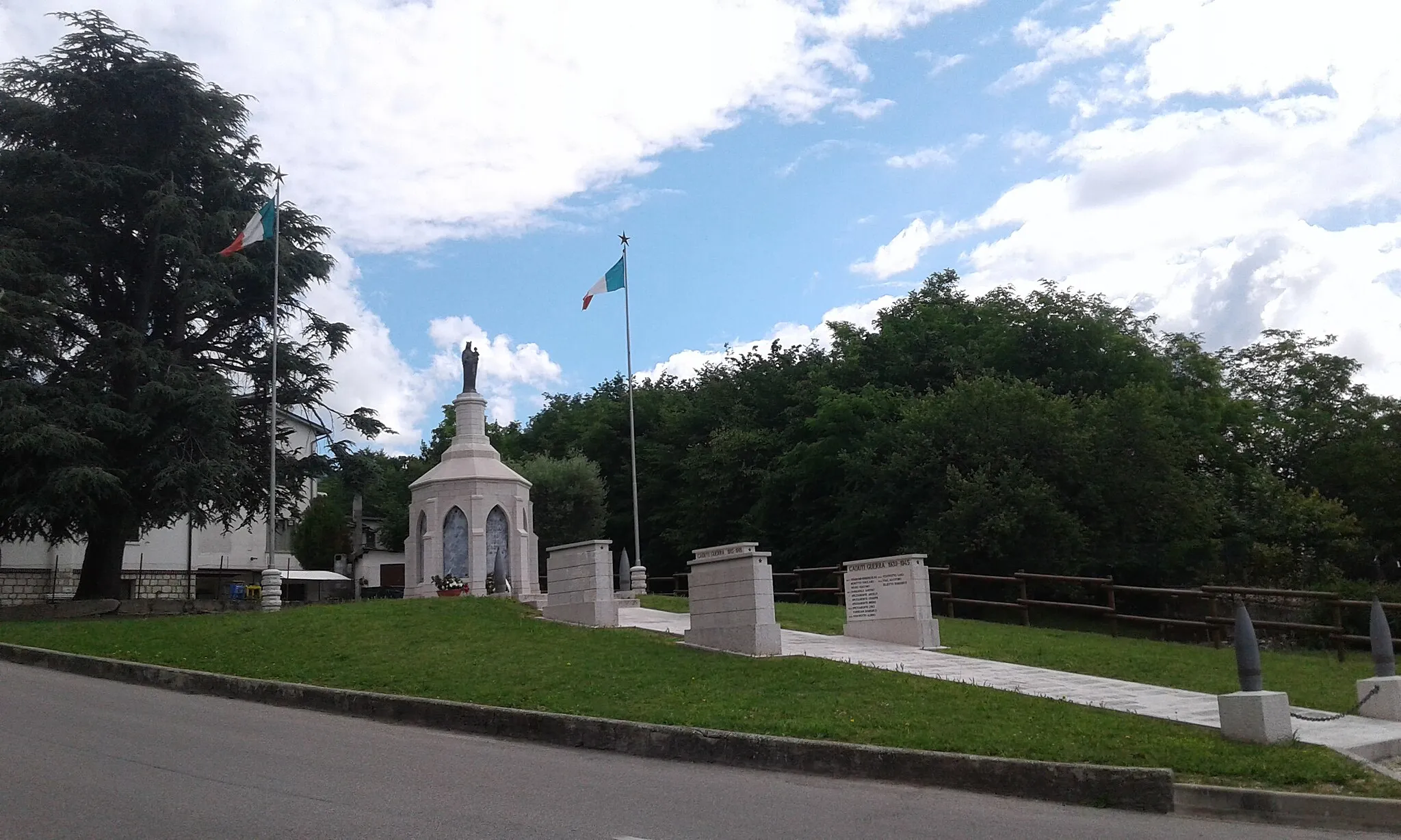 Photo showing: Borso del Grappa dal 1967 si è dotato di un Monumento ai Caduti delle guerre mondiali e della resistenza.