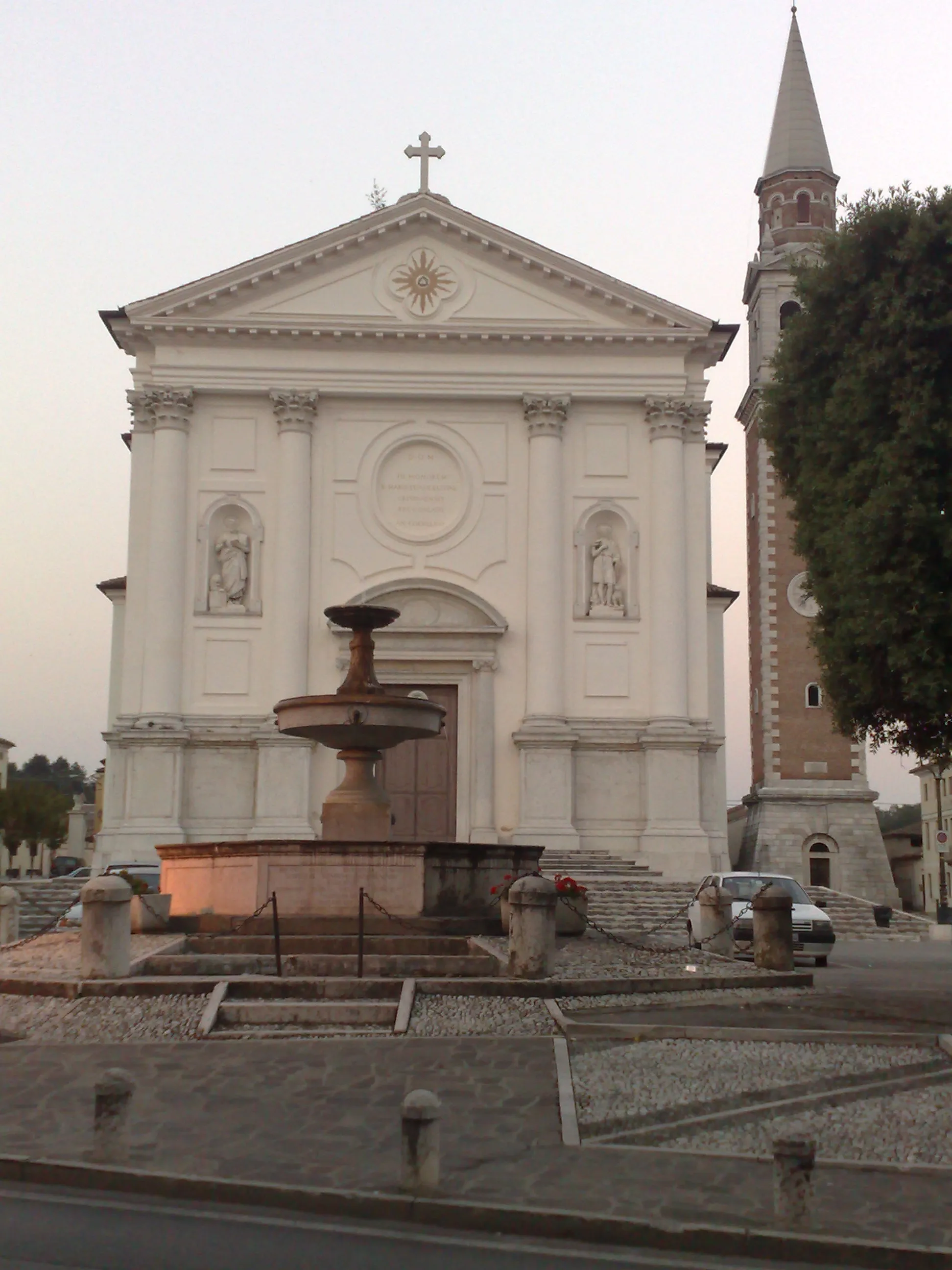Photo showing: Piazza di Crespano del Grappa con fontana e Duomo