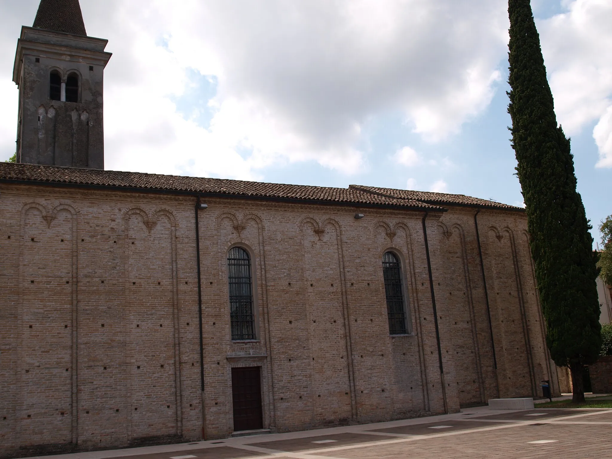 Photo showing: An exterior wall chiesa di San Giovanni Battista (church of Saint John the Baptist) in Meduna di Livenza, in Northeast Italy.