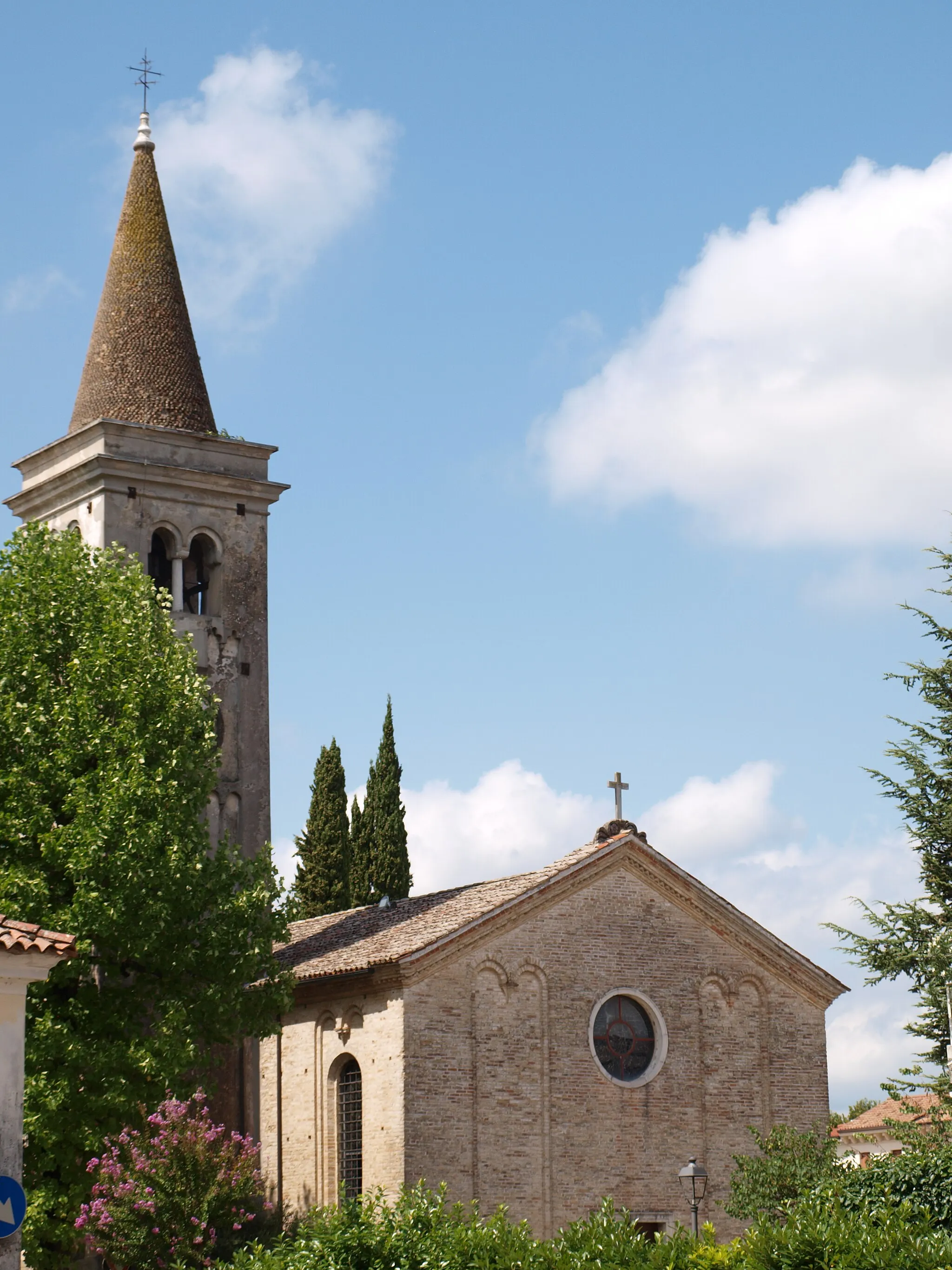 Photo showing: The chiesa di San Giovanni Battista (church of Saint John the Baptist) in Meduna di Livenza, in Northeast Italy, seen from near the town hall of Meduna di Livenza.