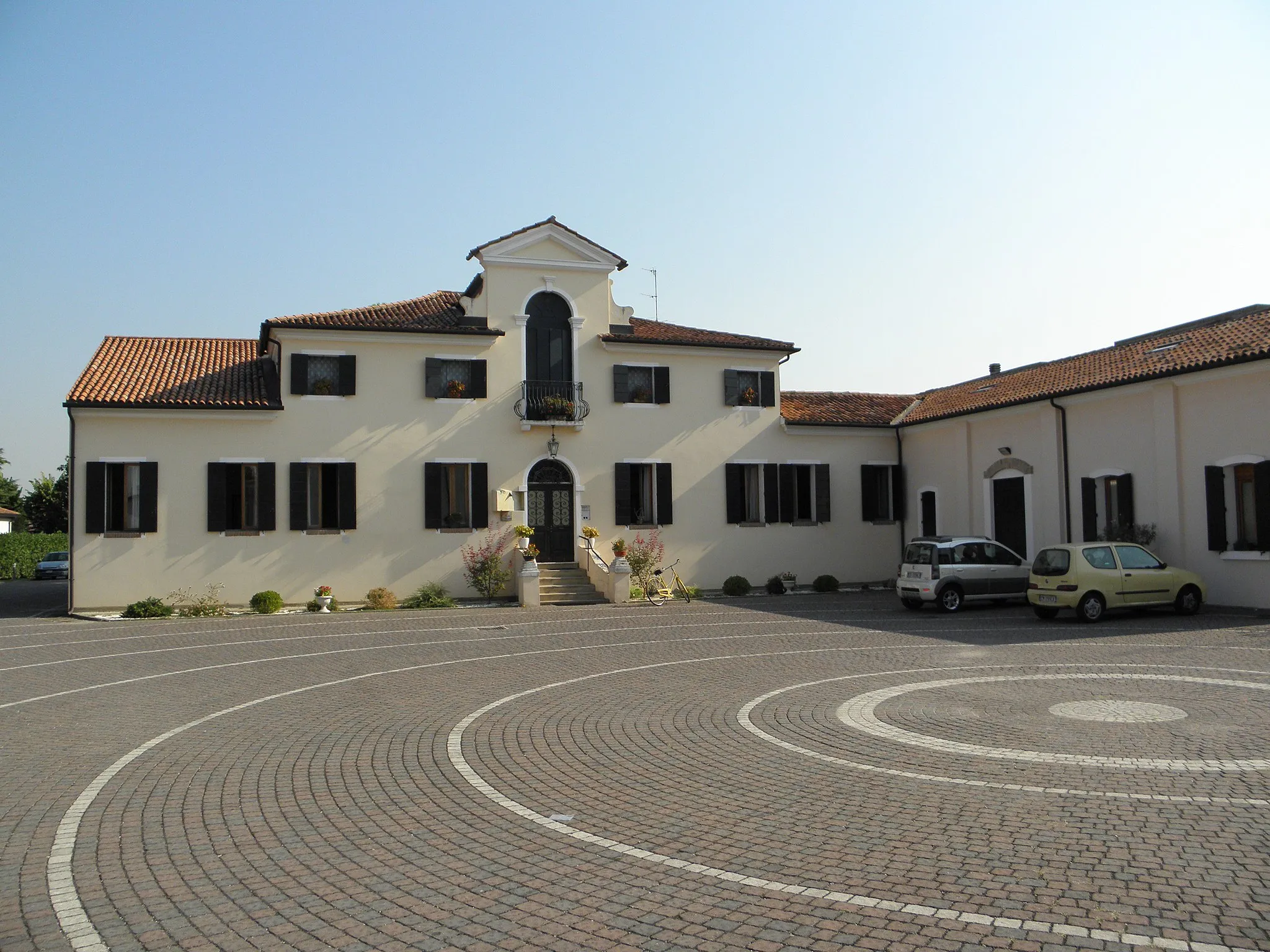 Photo showing: Campagna Lupia: la Casa canonica della Parrocchia di Campagna Lupia sita a destra della chiesa parrocchiale di San Pietro.