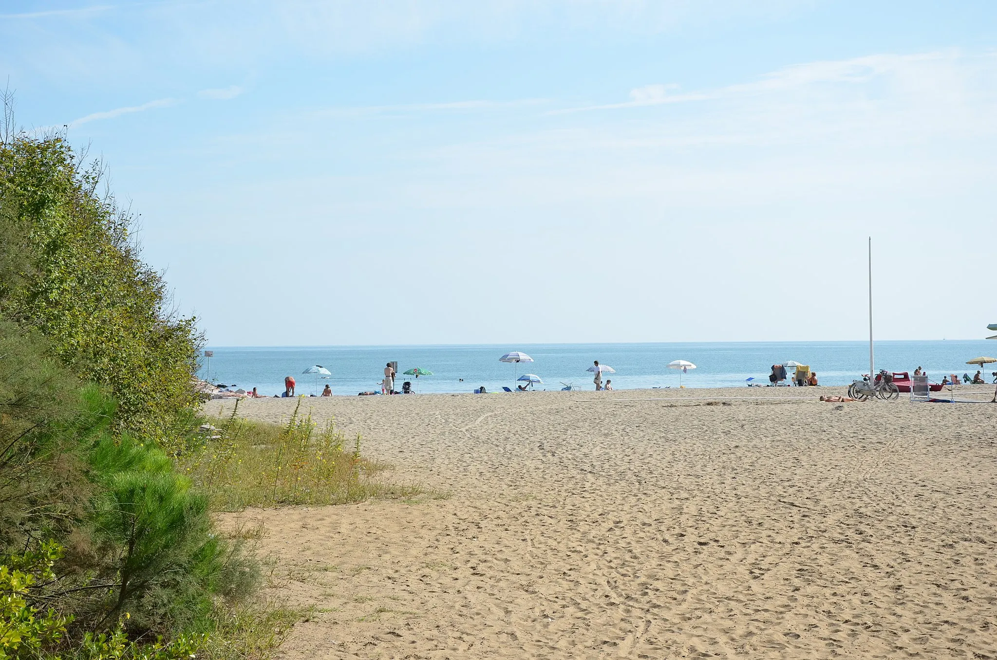 Photo showing: ERACLEA MARE: scorcio della spiaggia vista dalla pineta il 4 settembre 2011