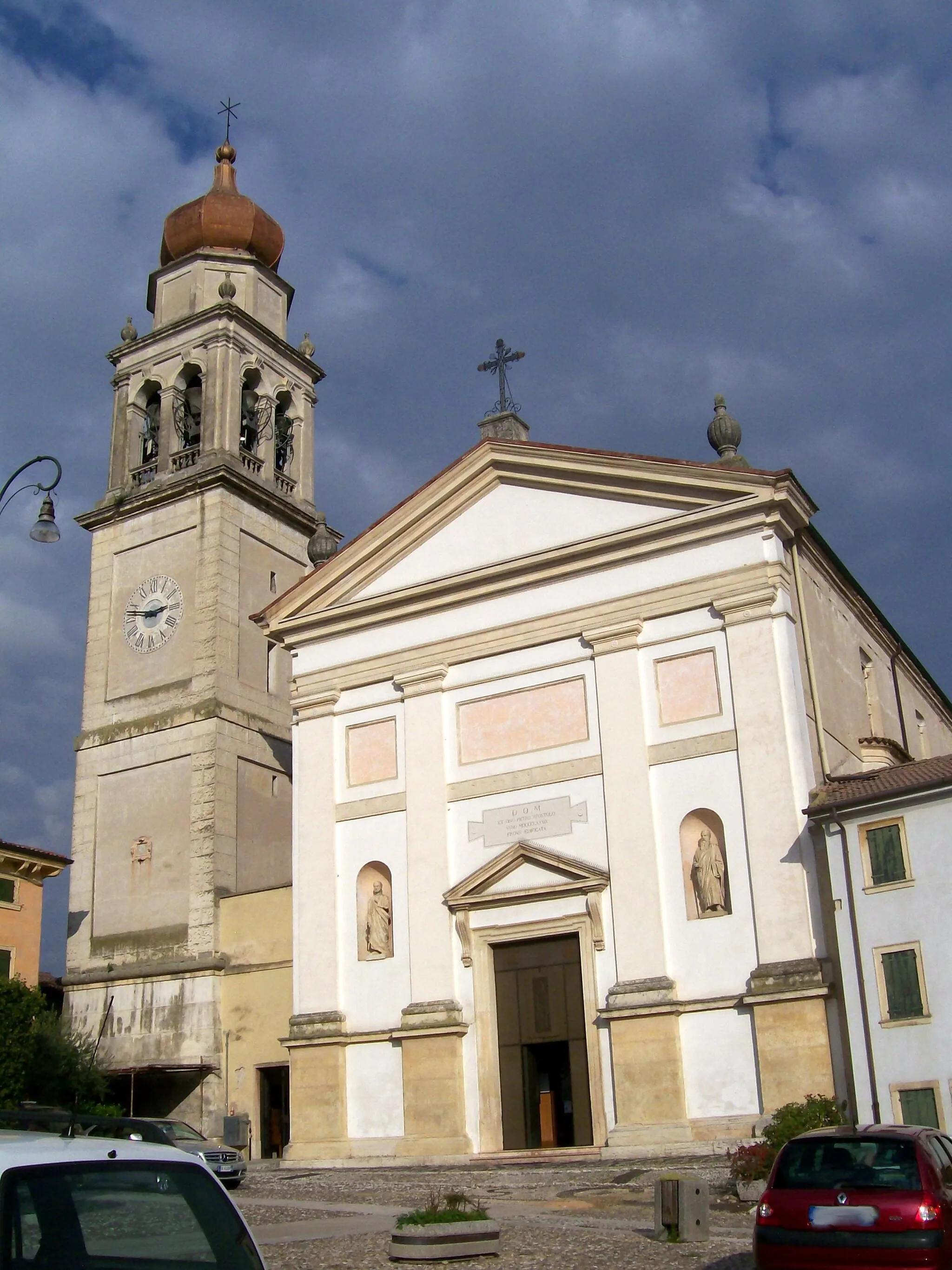 Photo showing: Campanile e chiesa parrocchiale di S. Pietro Apostolo in S. Pietro di Lavagno (VR).
Sul campanile si stava effettuando un'esecuzione a sistema veronese con le nove campane del concerto.