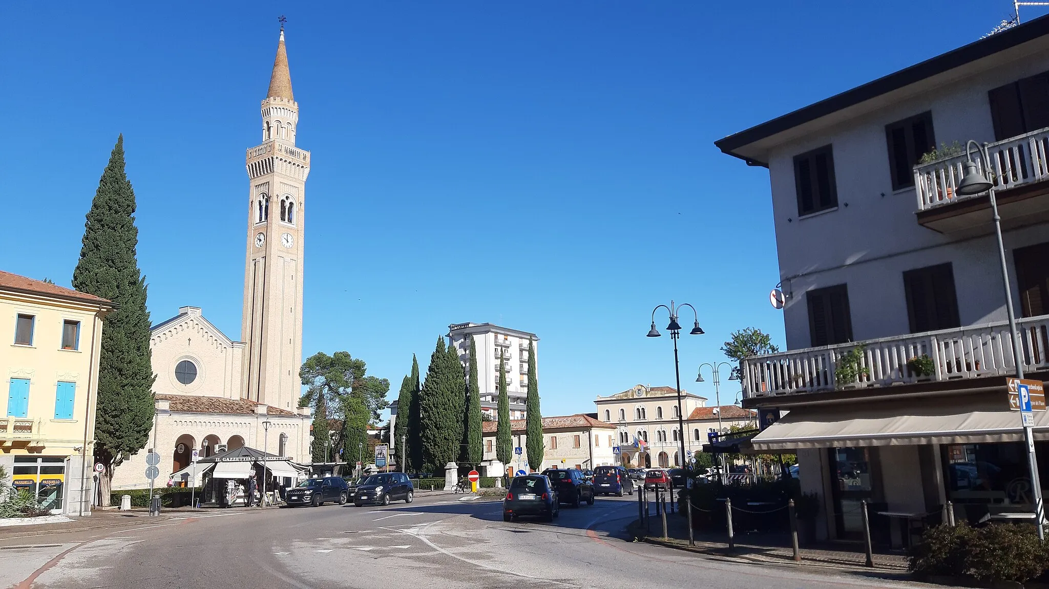 Photo showing: Veduta del centro di Noventa di Piave: in primo piano la chiesa di San Mauro con il campanile; sullo sfondo, il municipio