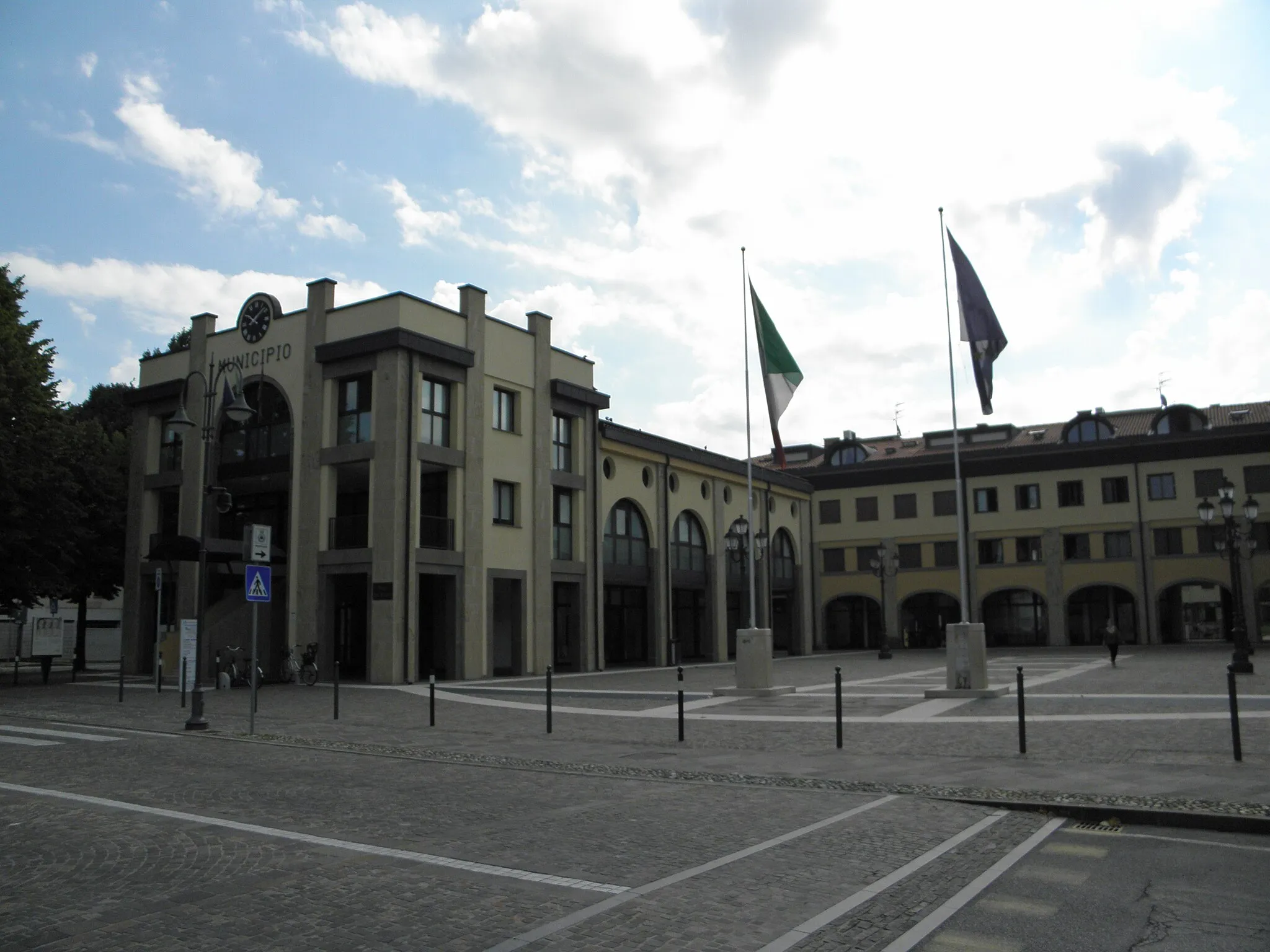 Photo showing: Quarto d'Altino, la Palazzina municipale e Piazza San Michele.